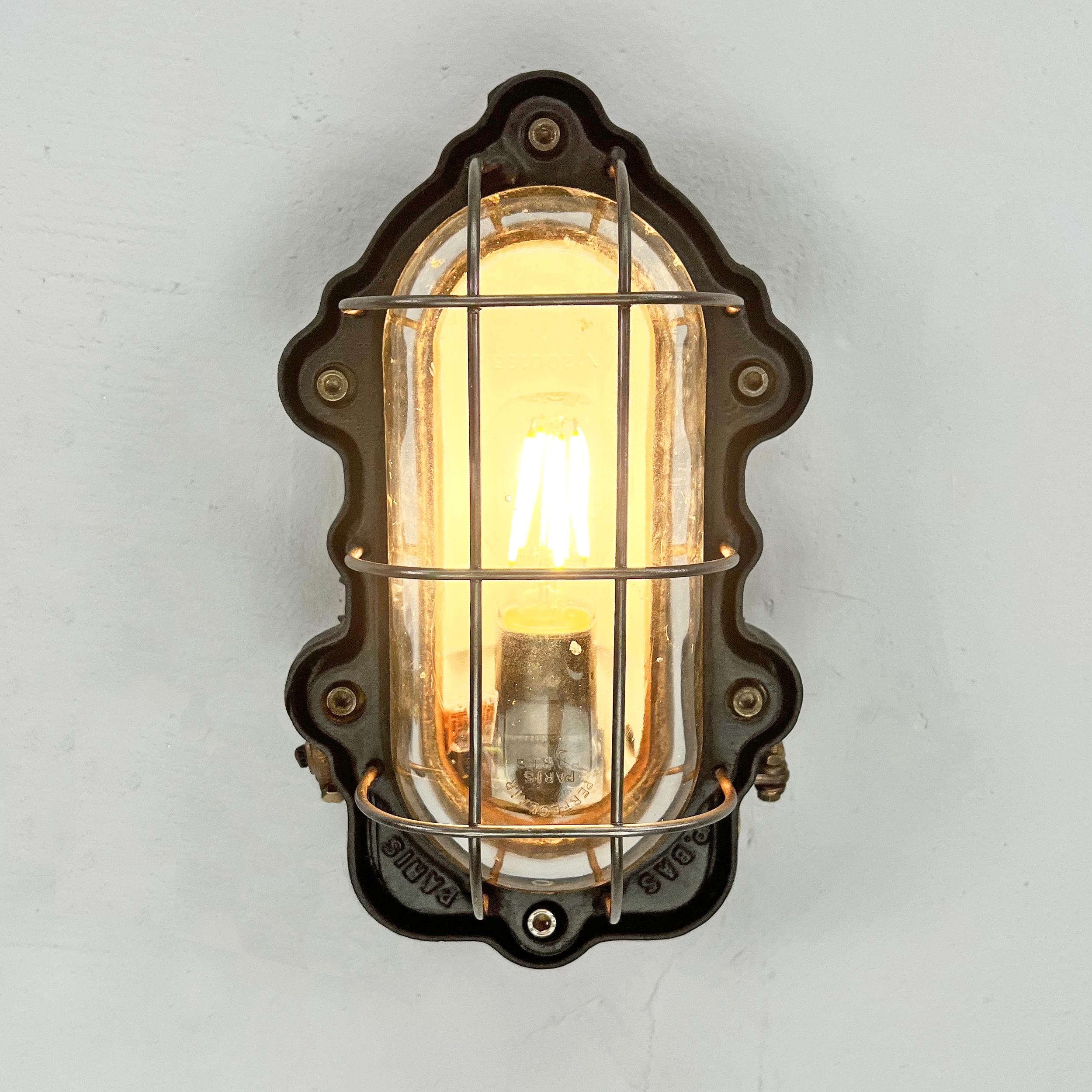 Französische ovale Bulkhead-Leuchte aus schwarzem Stahlguss aus den 1950er Jahren von Perfeclair of Paris (Eisen) im Angebot