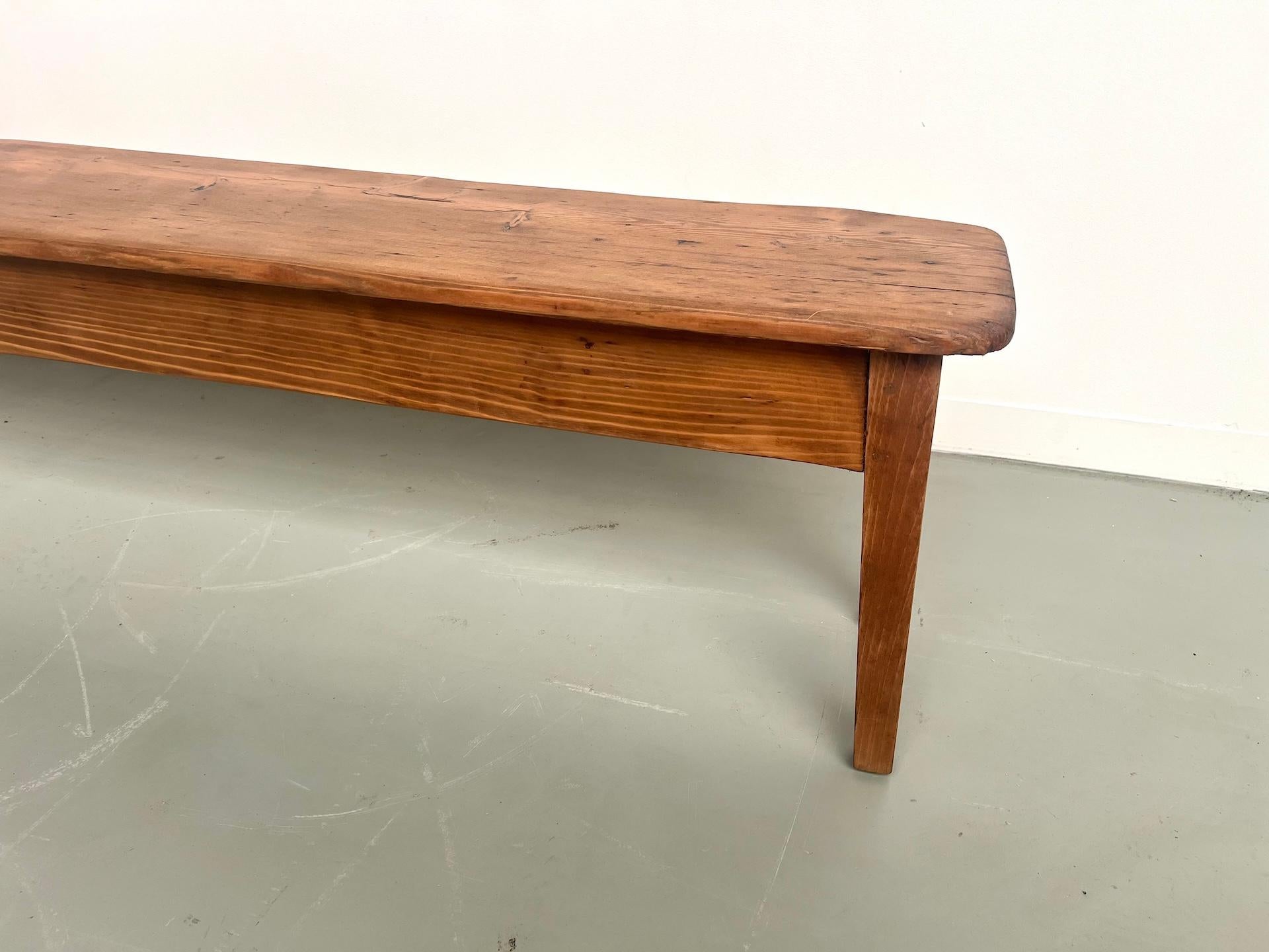 Banc de ferme en pin des années 1950 Bon état - En vente à LYON, FR