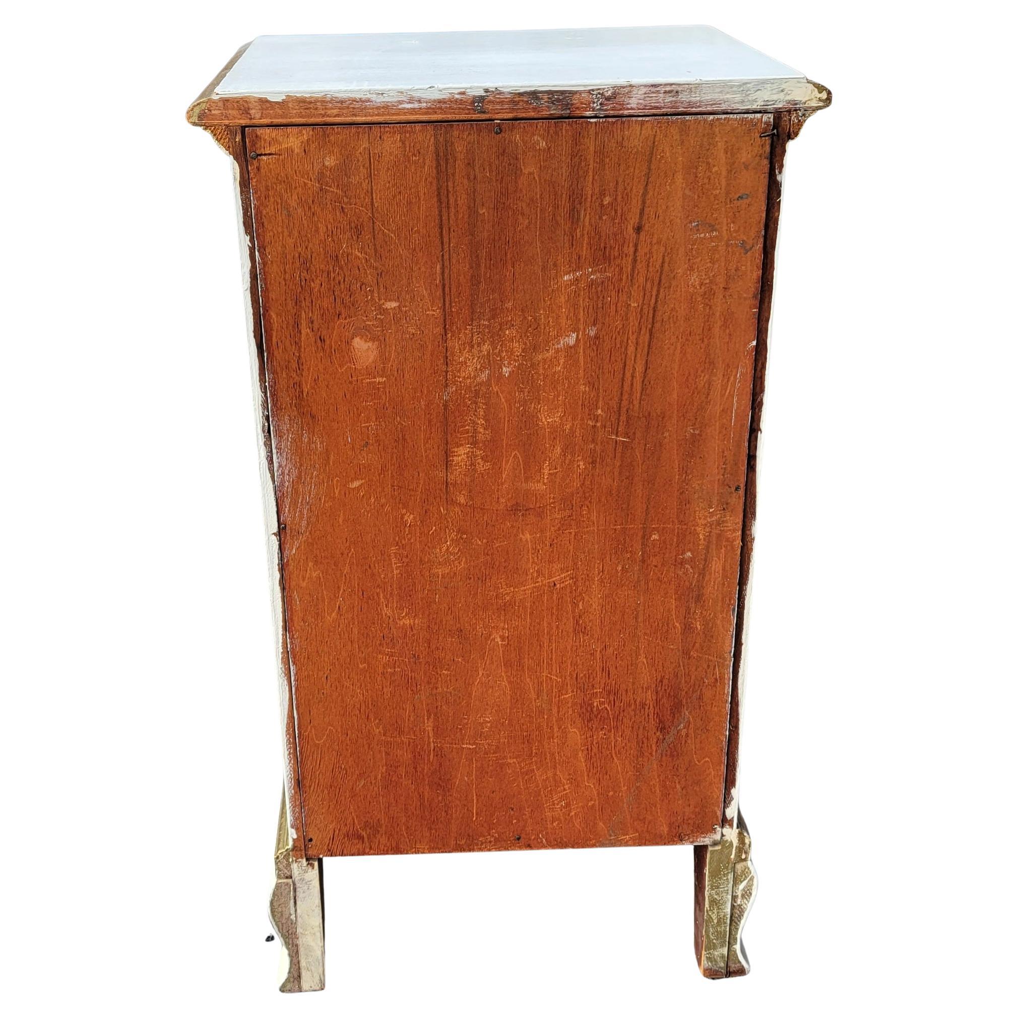 1950s French Provincial 2-Drawer Painted Nightstand Table with Giltwood Trims In Good Condition For Sale In Germantown, MD