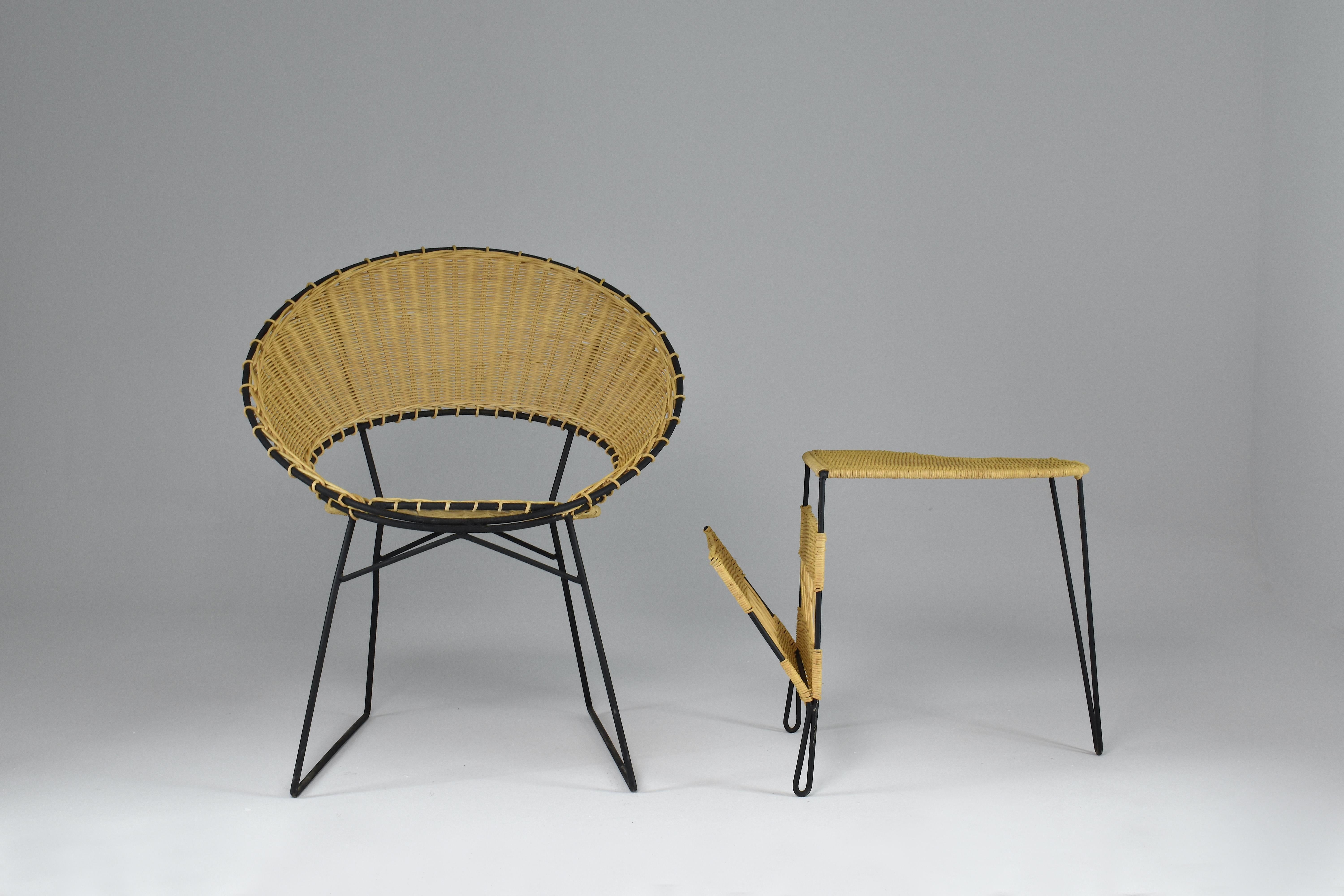 Chaise et table en rotin français des années 1950 avec porte-revues Raoul Guys en vente 1
