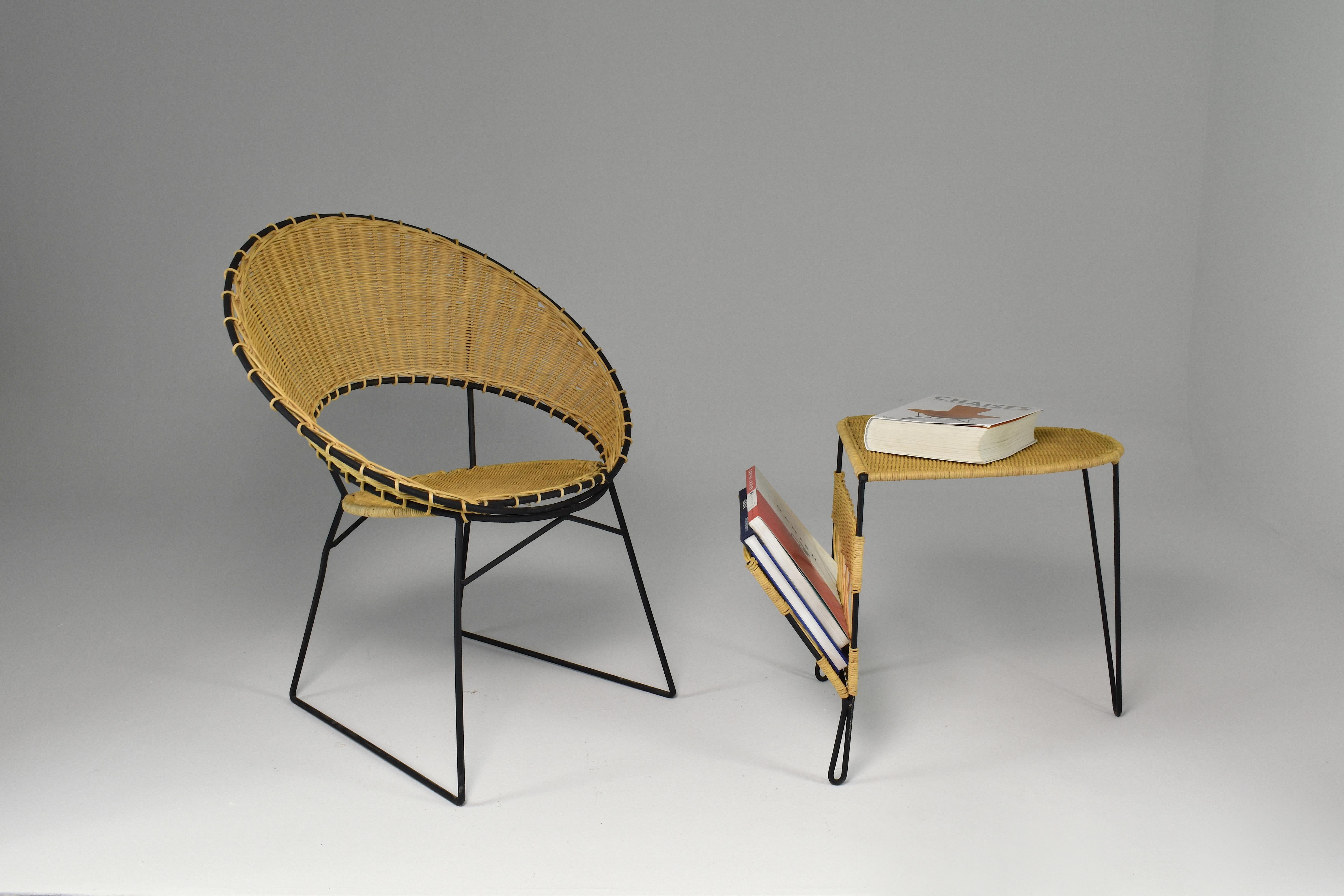 Chaise et table en rotin français des années 1950 avec porte-revues Raoul Guys en vente 2