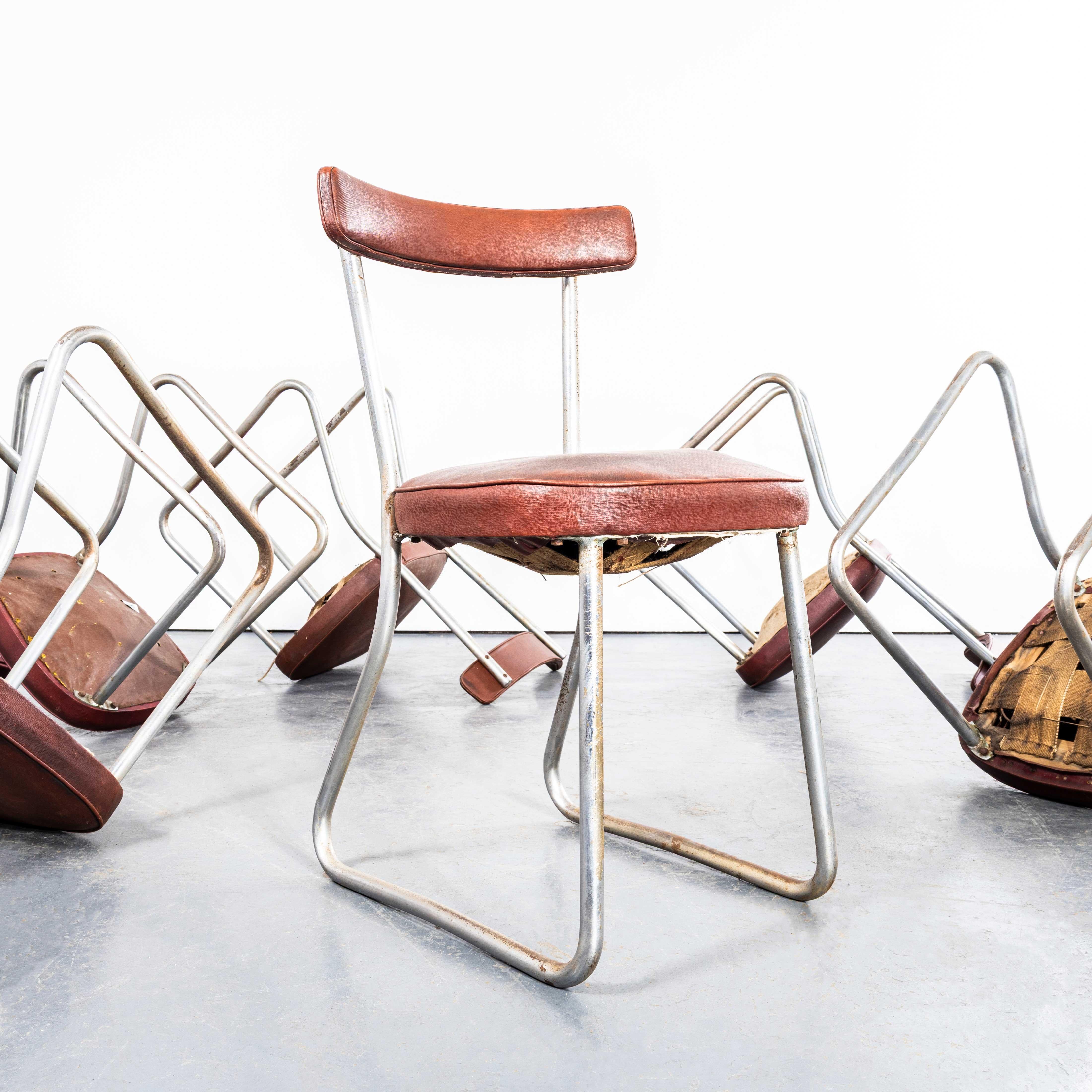 Français Chaises de salle à manger capitonnées rouges françaises des années 1950 par Roneo - Ensemble de quatorze en vente