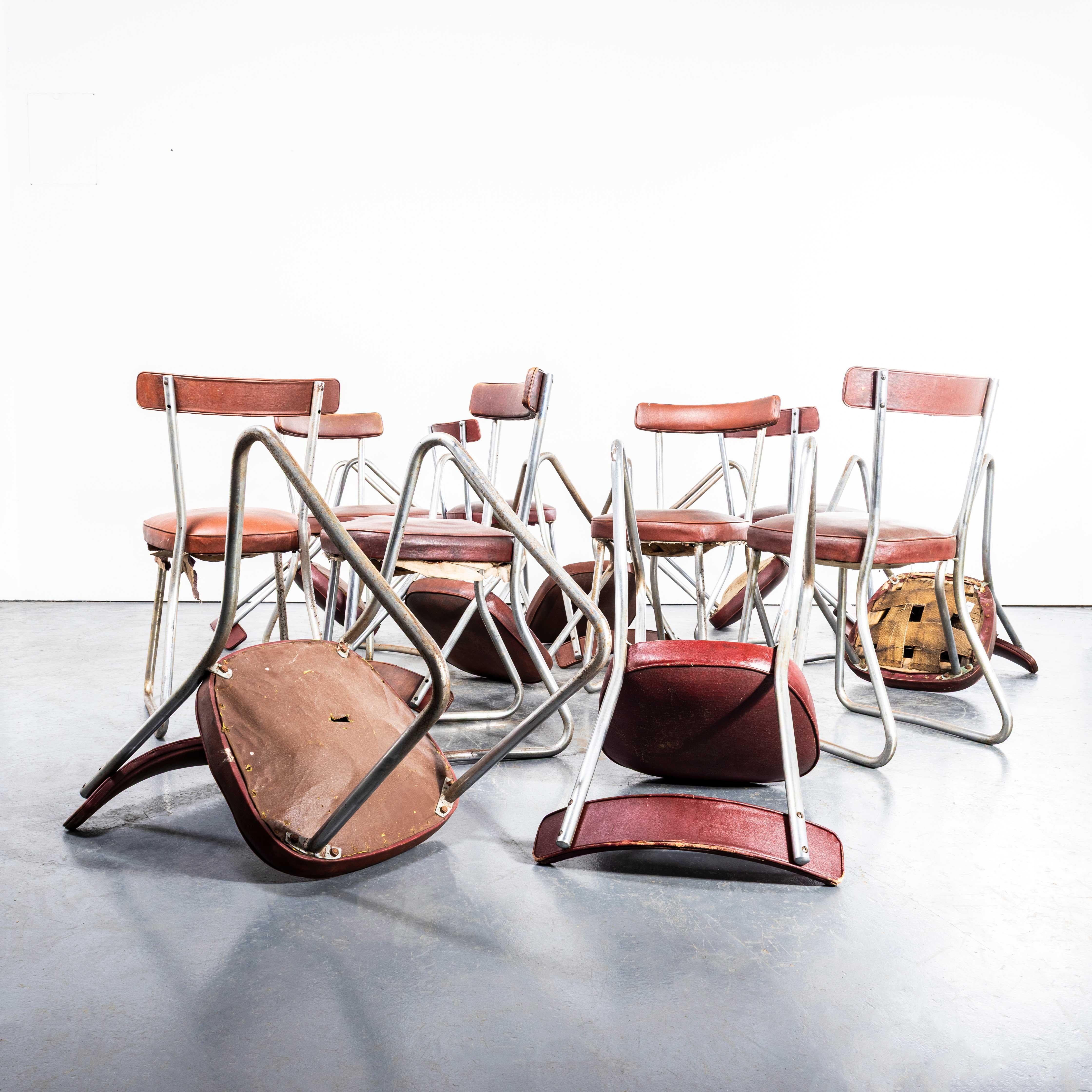 Chaises de salle à manger capitonnées rouges françaises des années 1950 par Roneo - Ensemble de quatorze Bon état - En vente à Hook, Hampshire