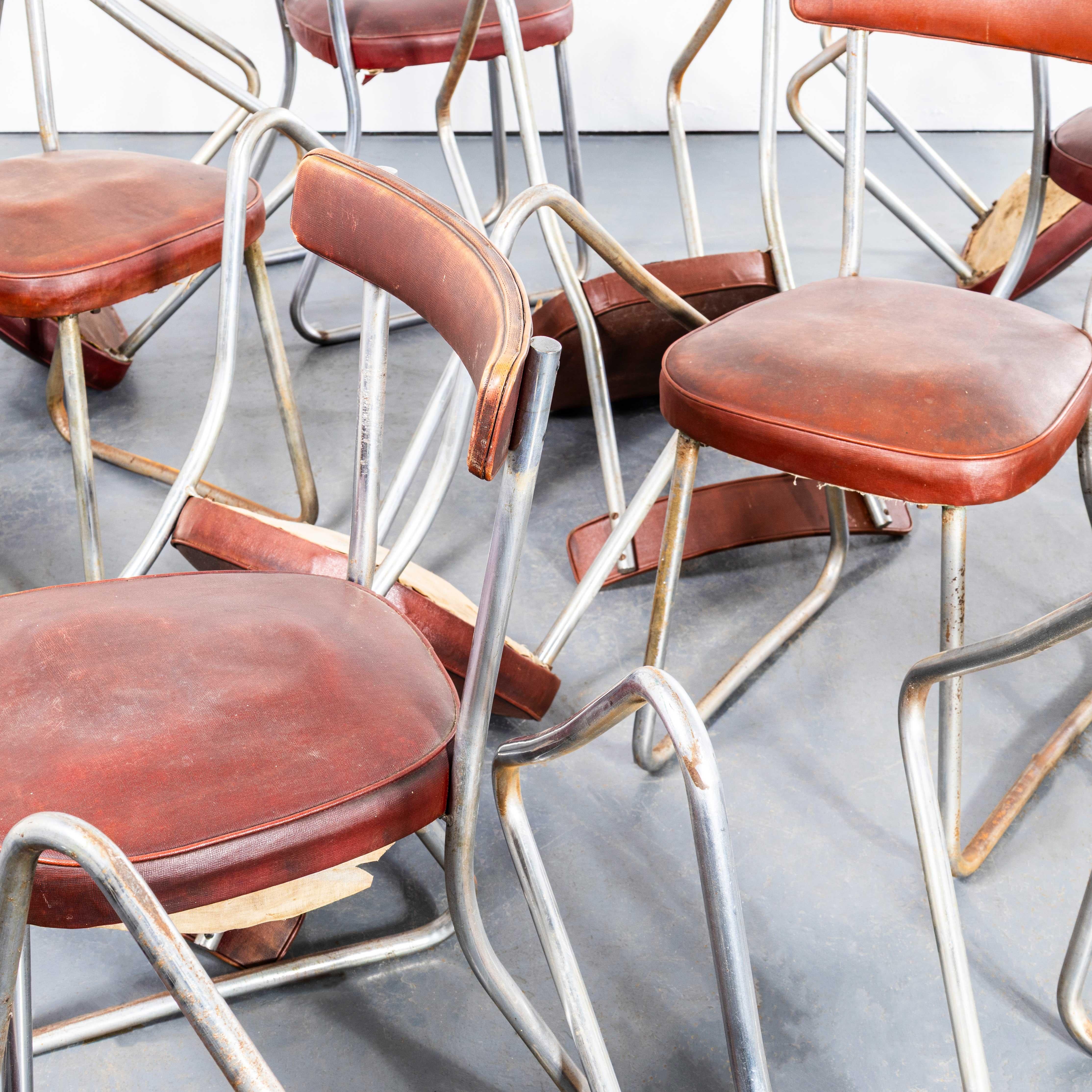 Milieu du XXe siècle Chaises de salle à manger capitonnées rouges françaises des années 1950 par Roneo - Ensemble de quatorze en vente