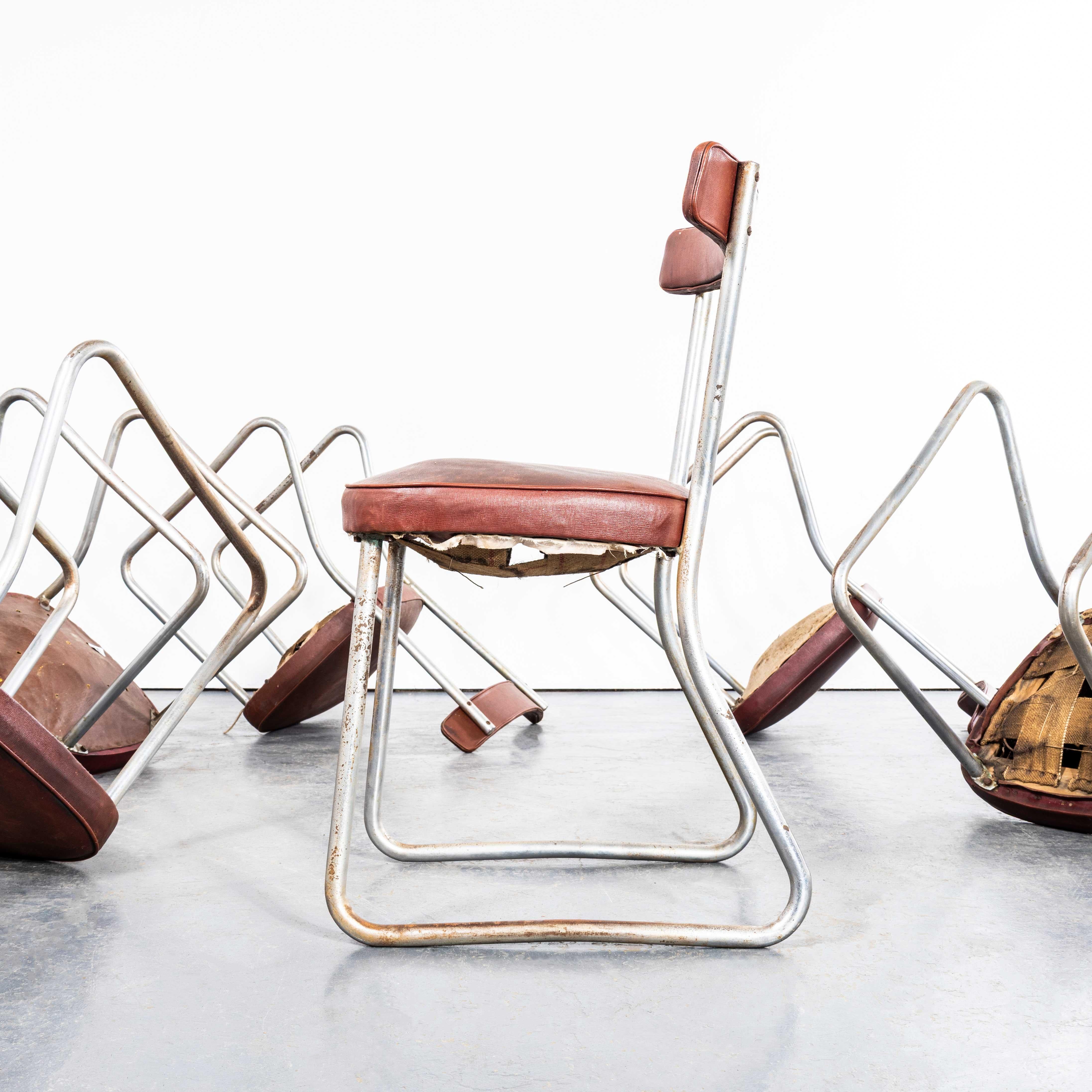Textile Chaises de salle à manger capitonnées rouges françaises des années 1950 par Roneo - Ensemble de quatorze en vente
