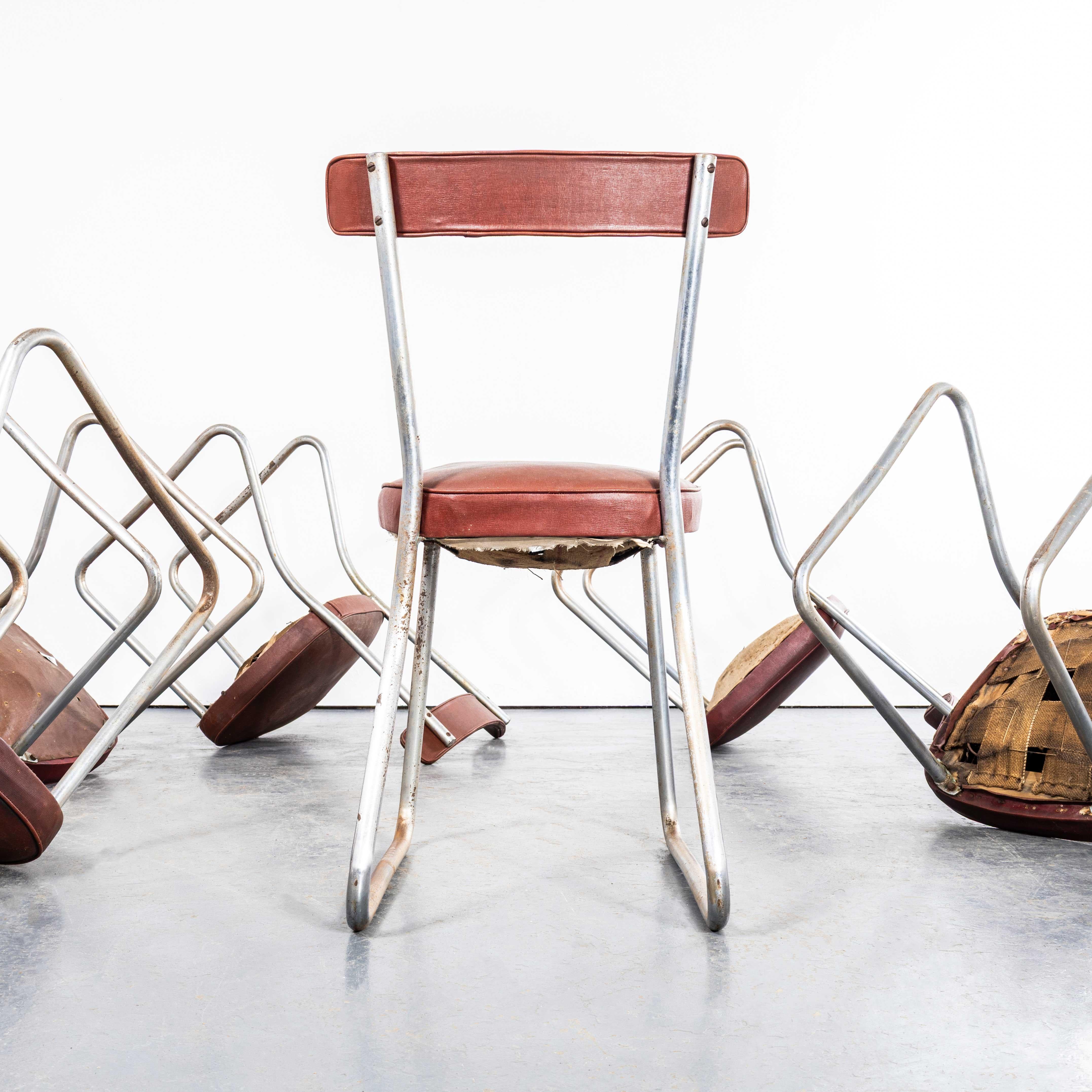 Chaises de salle à manger capitonnées rouges françaises des années 1950 par Roneo - Ensemble de quatorze en vente 1