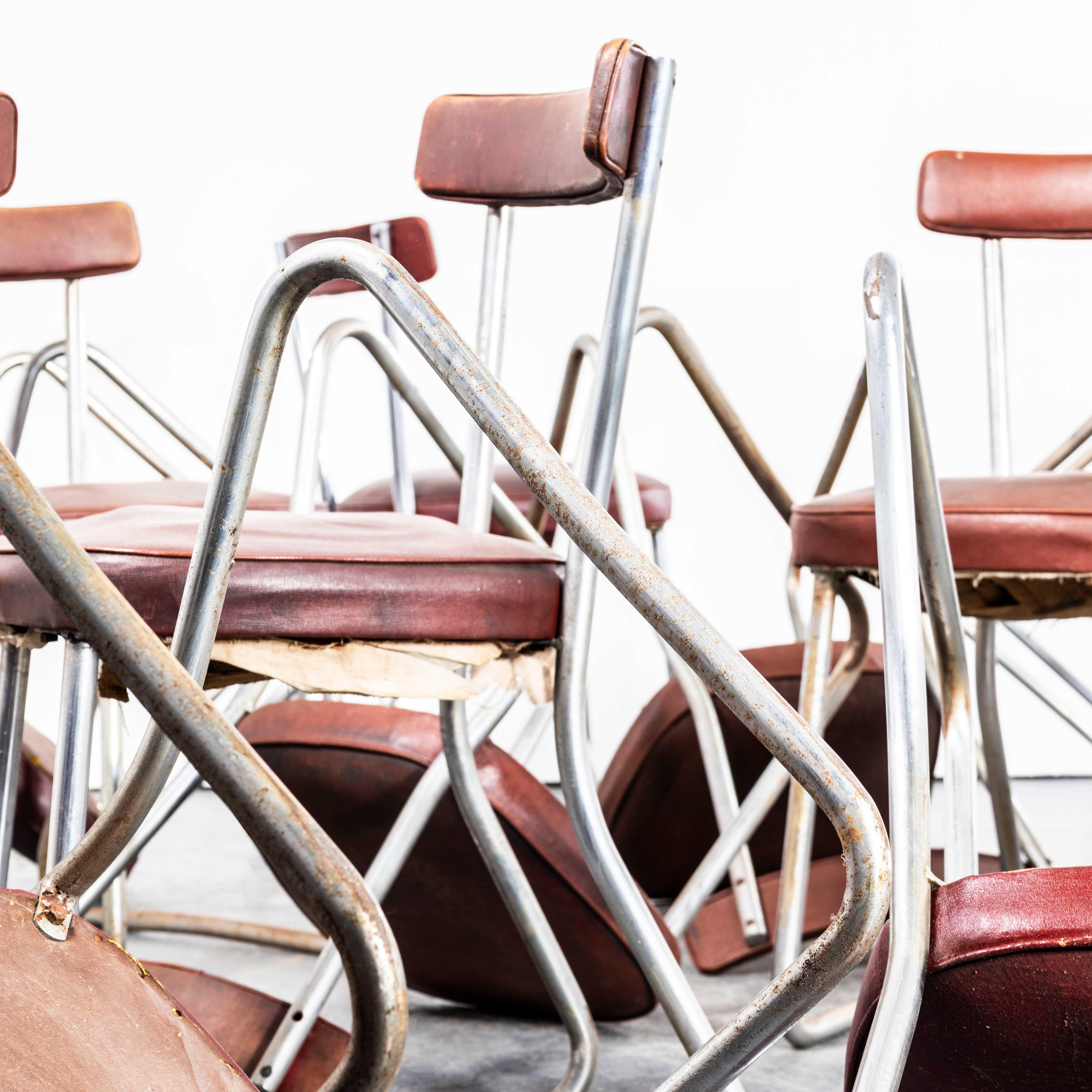 Chaises de salle à manger capitonnées rouges françaises des années 1950 par Roneo - Ensemble de quatorze en vente 2