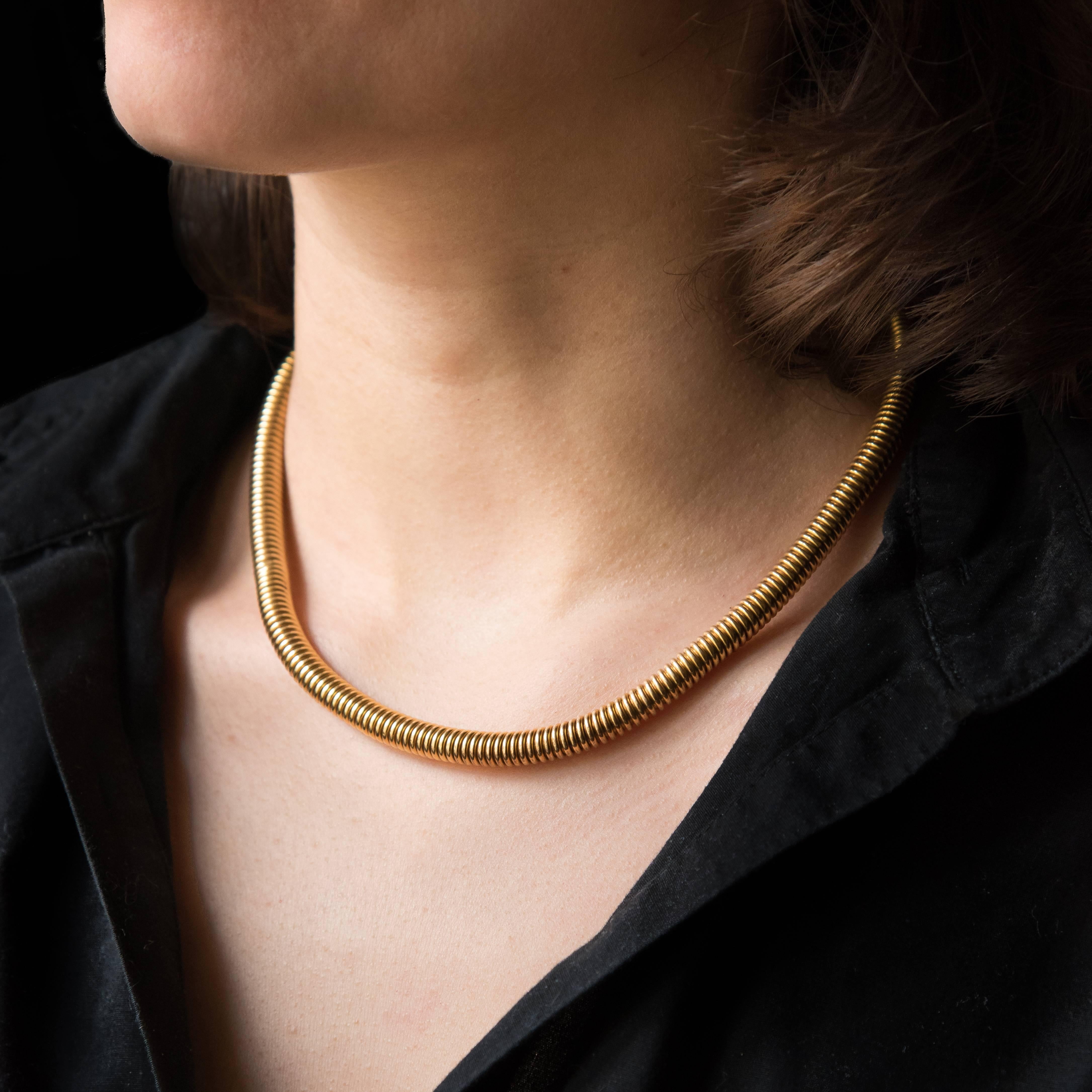Necklace in 18 karats yellow gold, eagle's head and rhinoceros head hallmarks.
Known as a tubogas necklace because of its characteristic flexible tube mesh, this vintage necklace is an iconic model from the 1950s. It features a round wire and a