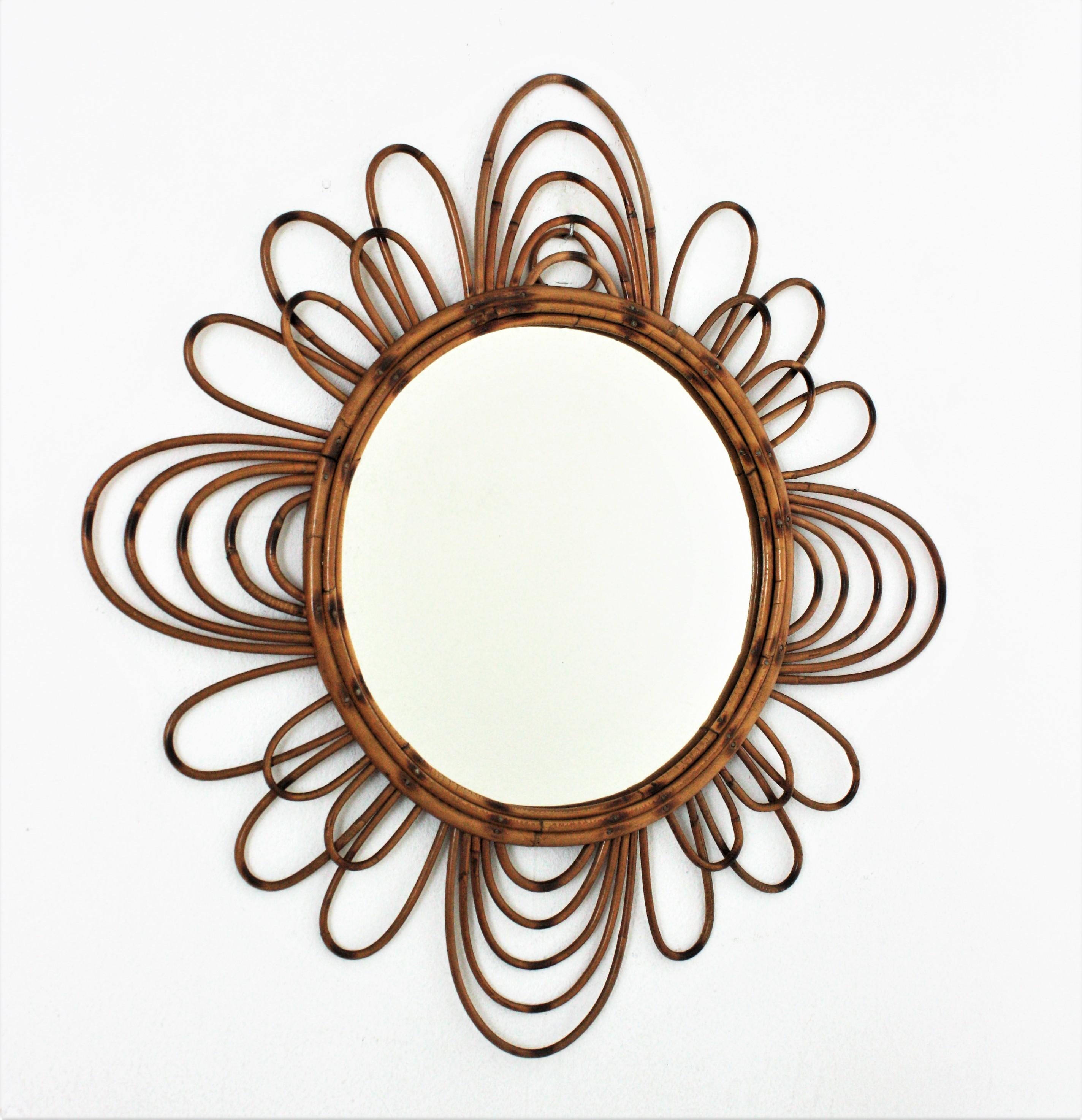 Flower Sunburst Spiegel aus Rattan, Frankreich, 1950-1960.
Ein cooler Mid-Century Modern handgefertigter Rattanspiegel mit Blumenform und dem ganzen Geschmack des mediterranen französischen Riviera-Stils.
Stellen Sie ihn allein oder als Teil einer