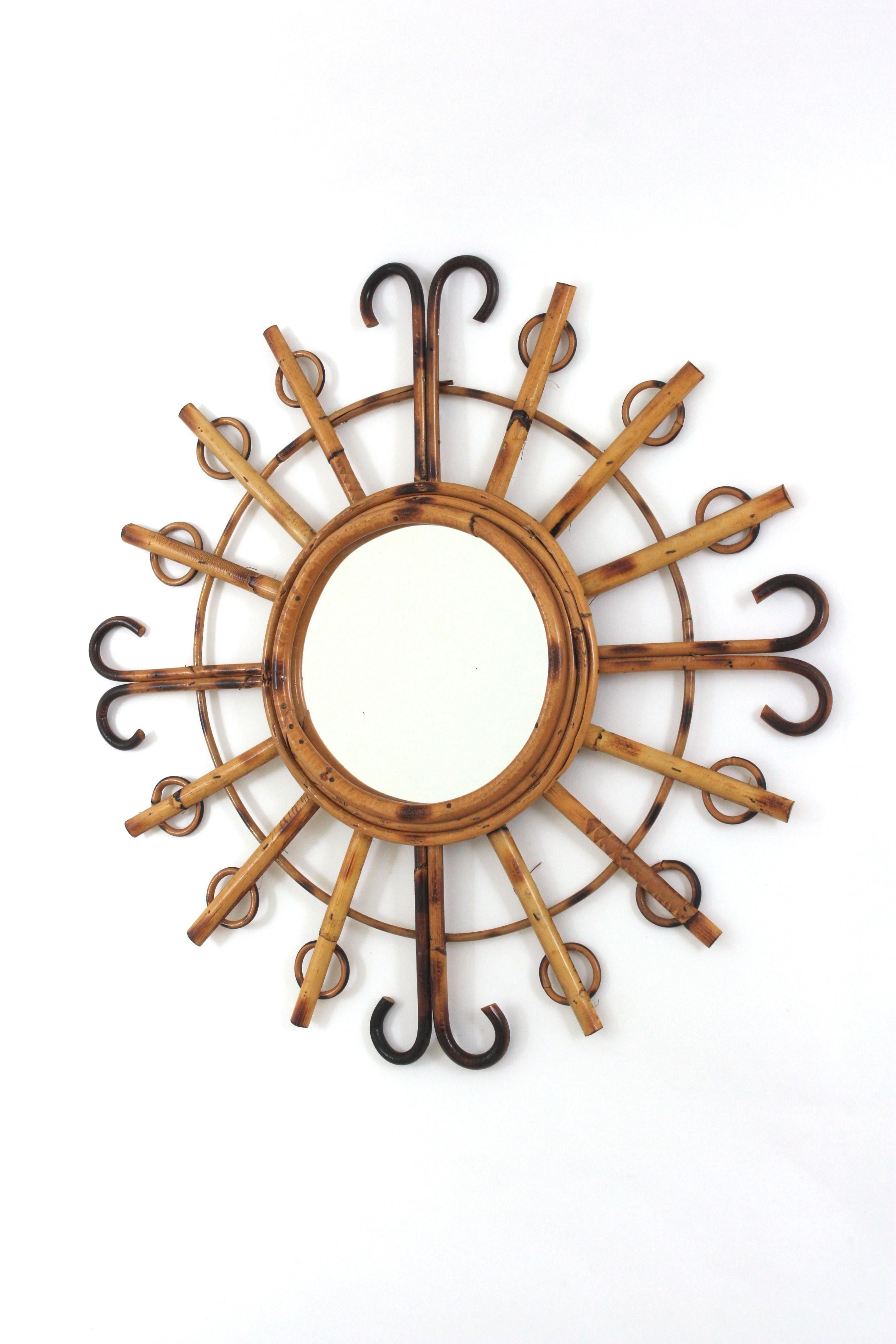 Specchio a stella Sunburst realizzato a mano in rattan, Francia, 1950-1960.
Uno specchio in rattan realizzato a mano in stile Mid-Century Modern con forma a stella o a raggiera e tutto il gusto dello stile mediterraneo della Costa Azzurra. Ha