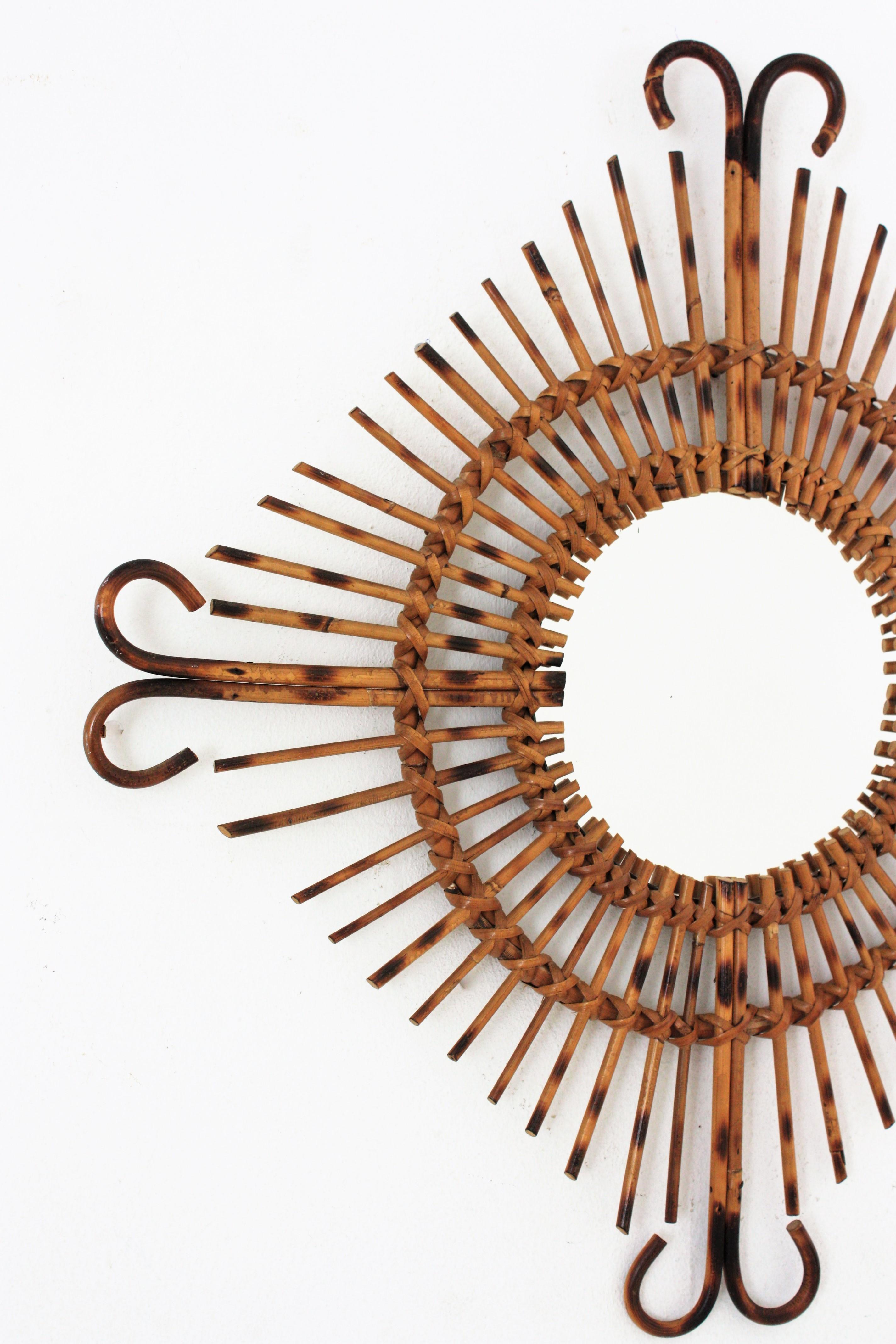 Fait main Miroir en rotin de la Côte d'Azur des années 1950, en forme de soleil et d'étoile en vente