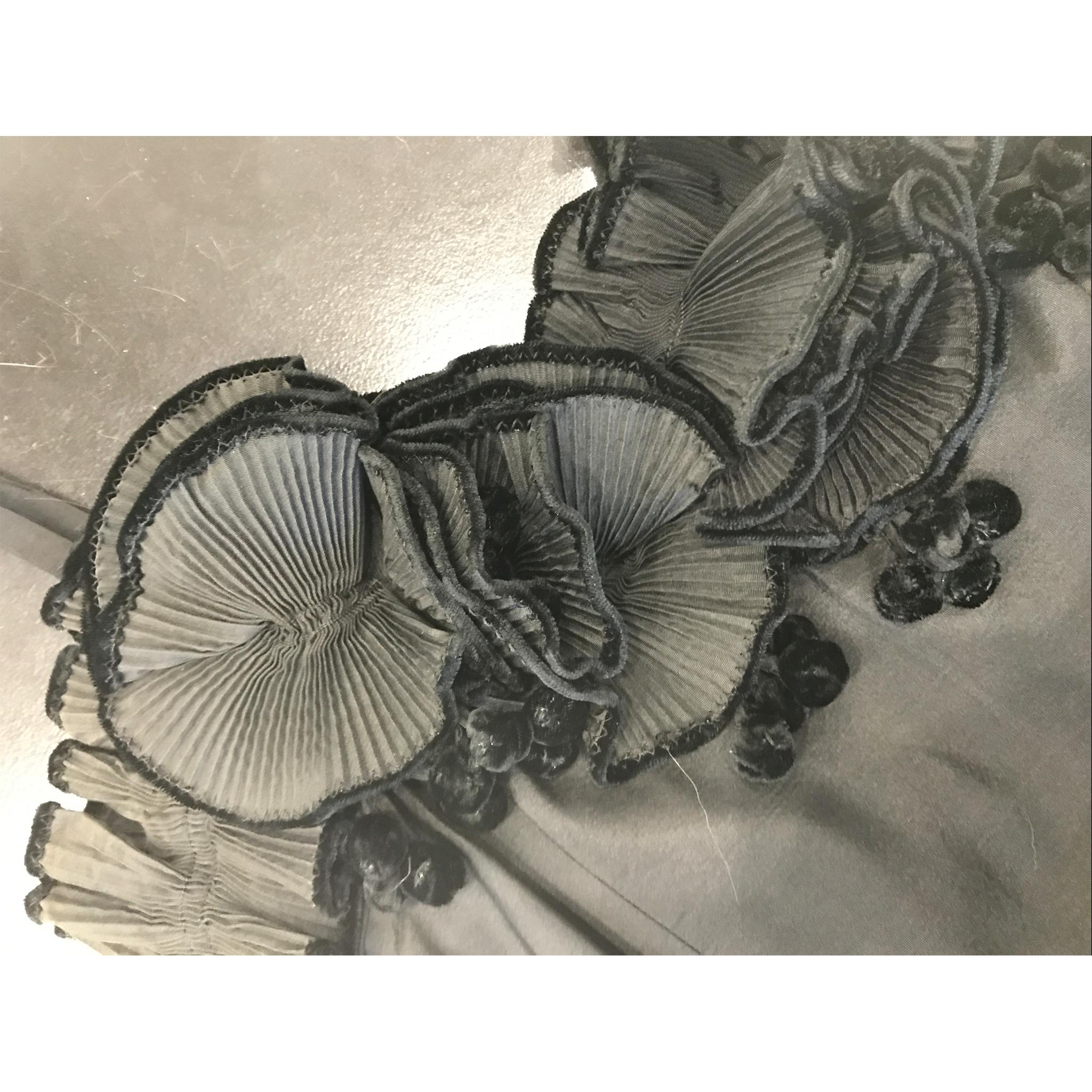 THERESE French Shop - Robe en soie noire à corsage à fleurs tridimensionnels des années 1950 en vente 5