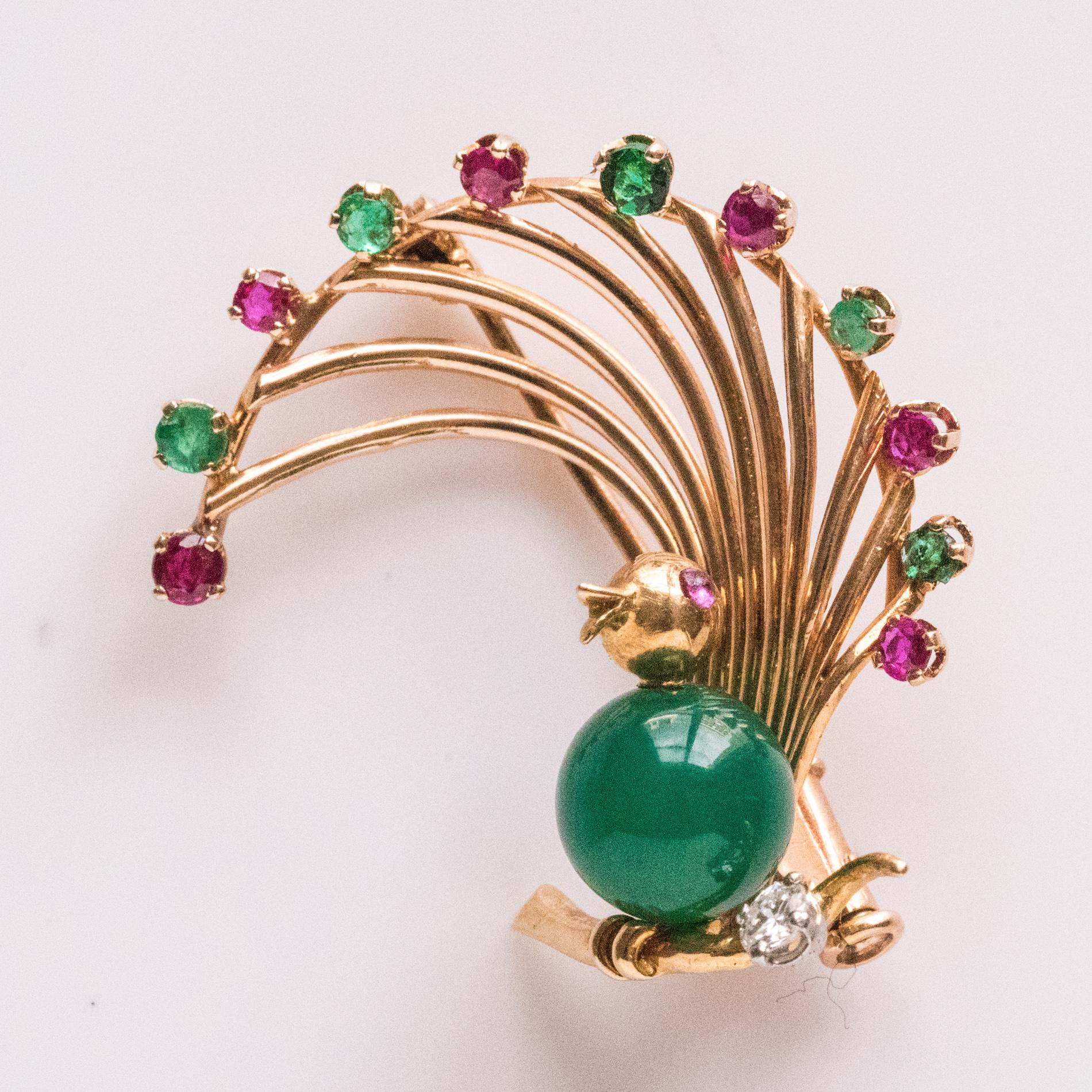 Broche oiseau en or jaune 18 carats, rubis, émeraude, chrysoprase et diamant des années 1950 en vente 11