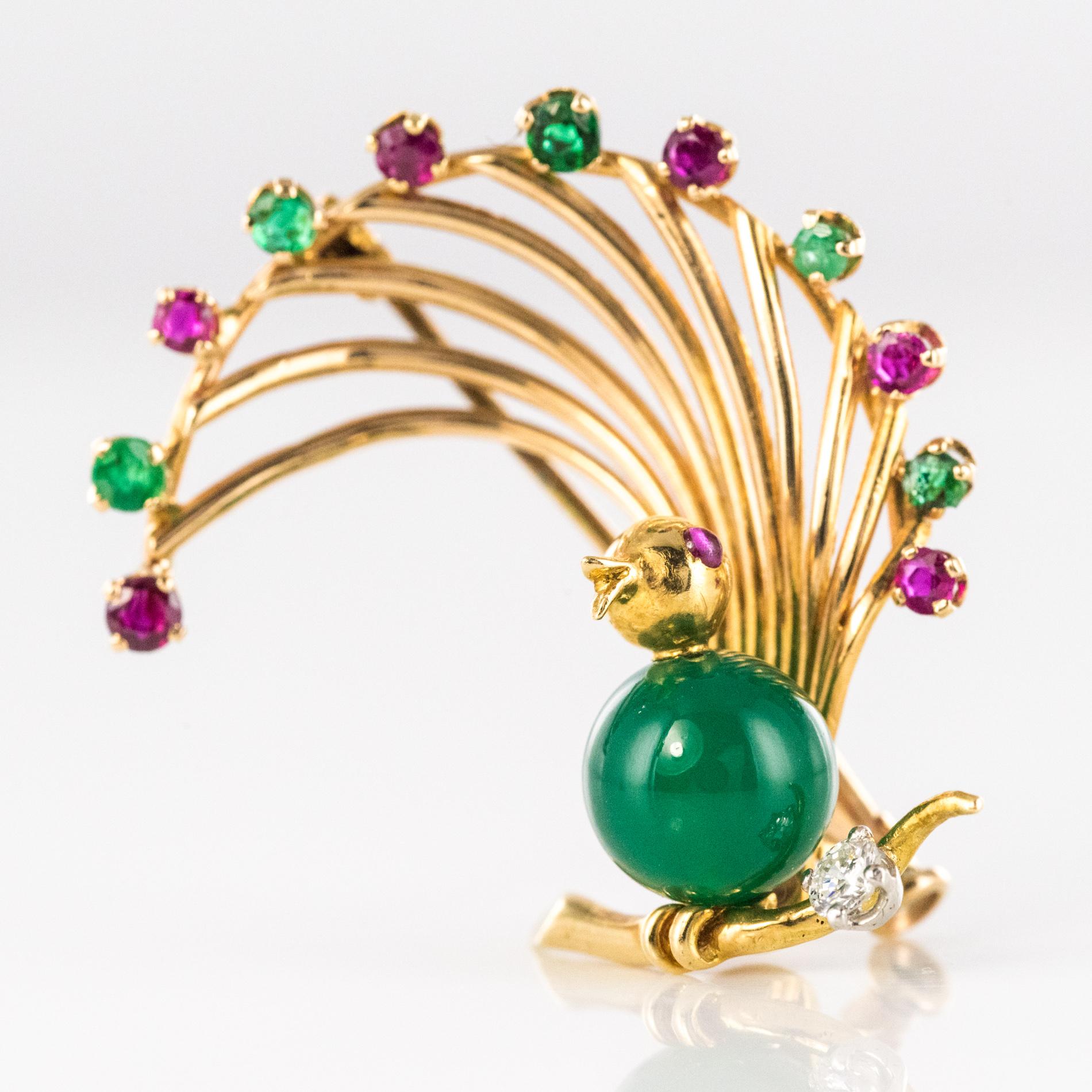 1950er Jahre Französisch Rubin Smaragd Chrysopras Diamant 18 Karat Gelbgold Vogel Brosche (Retro) im Angebot