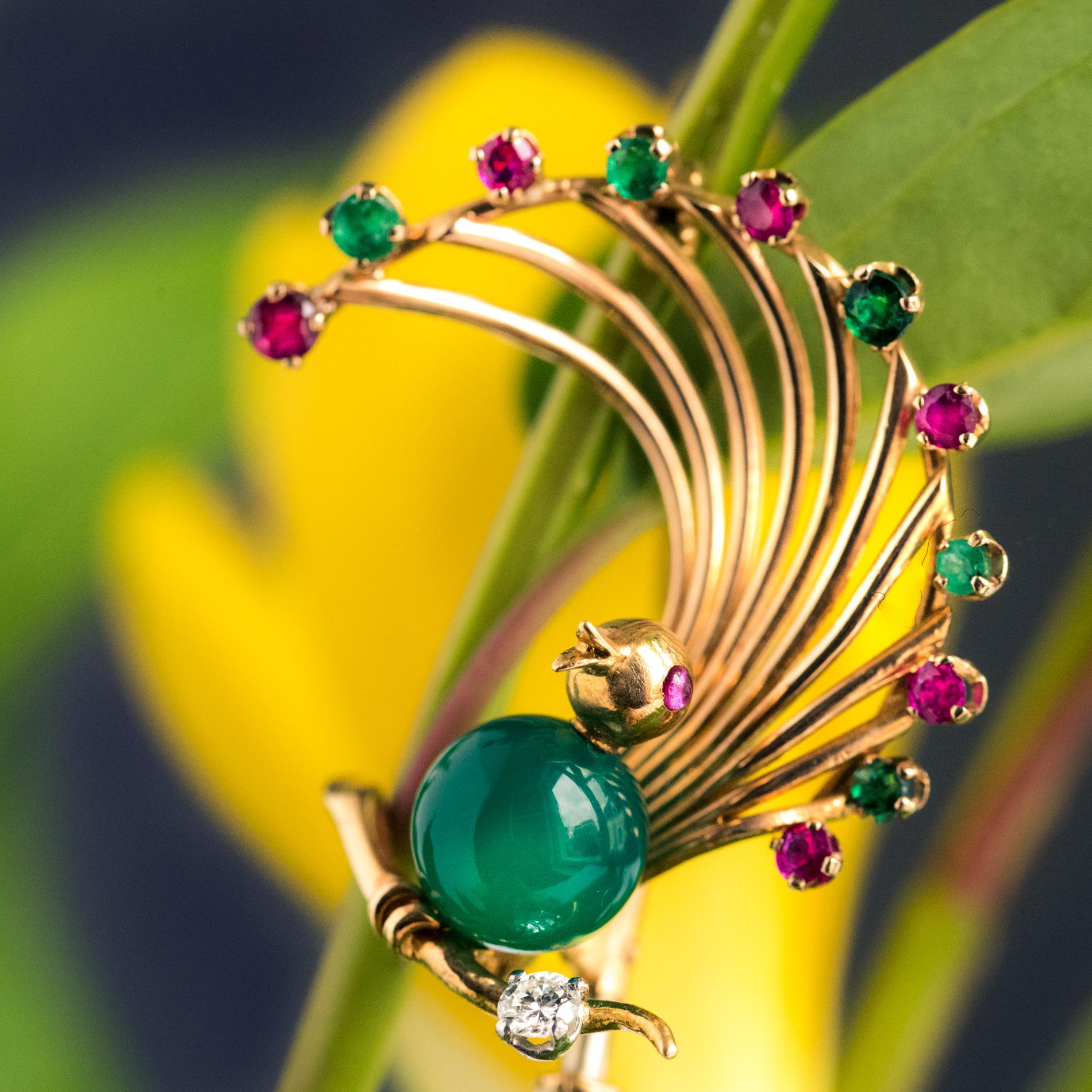 Taille ronde Broche oiseau en or jaune 18 carats, rubis, émeraude, chrysoprase et diamant des années 1950 en vente