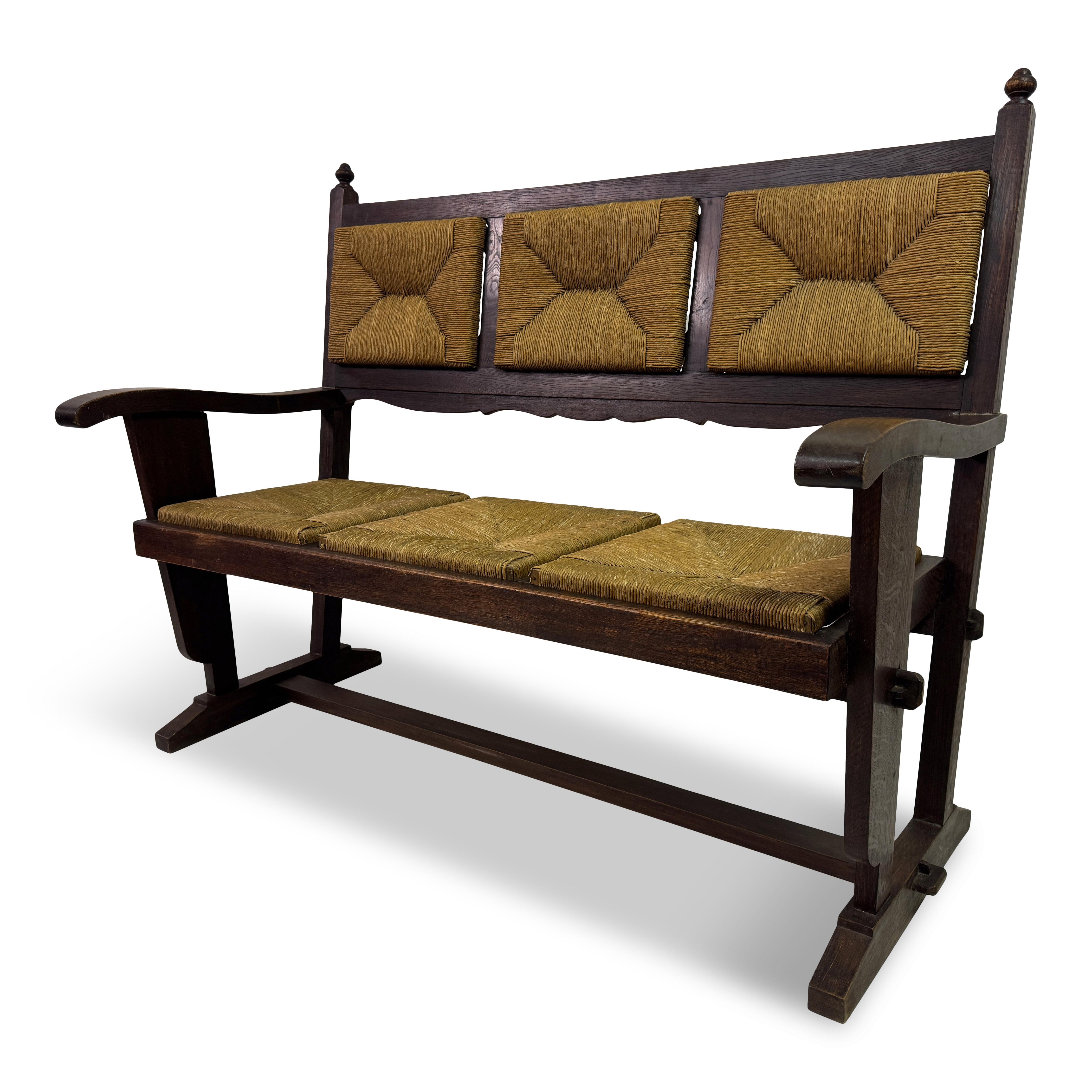 Banquette avec assise et dossier en jonc

Un étonnant banc en chêne et en jonc des années 1960, fabriqué dans le style de Charles Dudouyt. Cette pièce magnifiquement construite combine un cadre en chêne robuste avec des sièges et des dossiers en