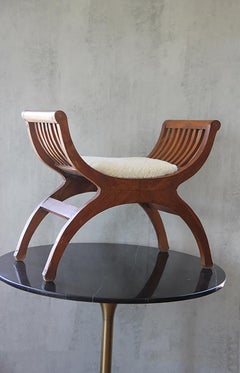 Tabouret Curule en shearling français des années 1950