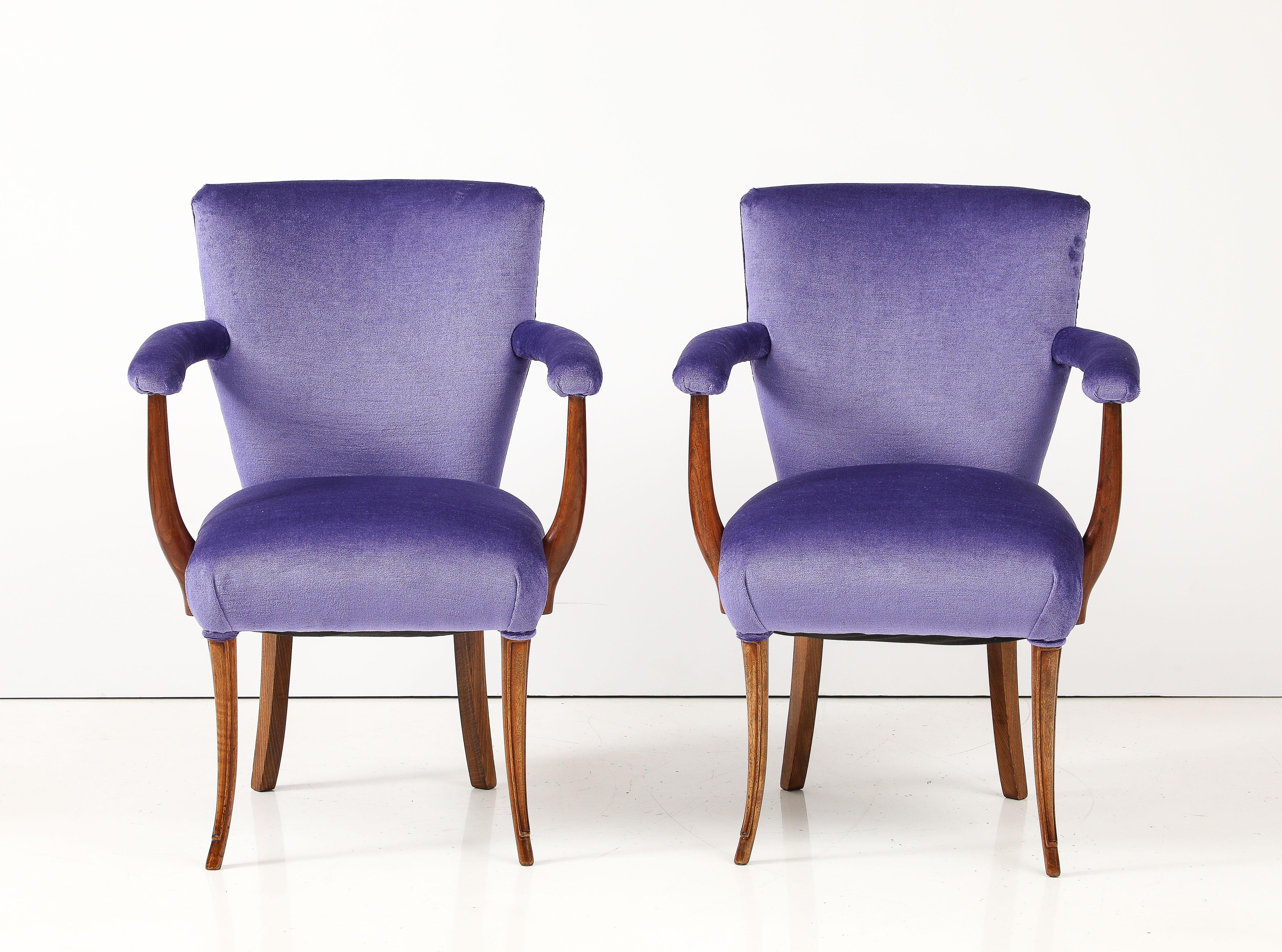 1950's Mitte des Jahrhunderts moderne Französisch Nussbaum Stühle mit Mohair Polsterung, neu gepolstert Mohair Stoff, mit geringem Verschleiß und Patina aufgrund von Alter und Nutzung.