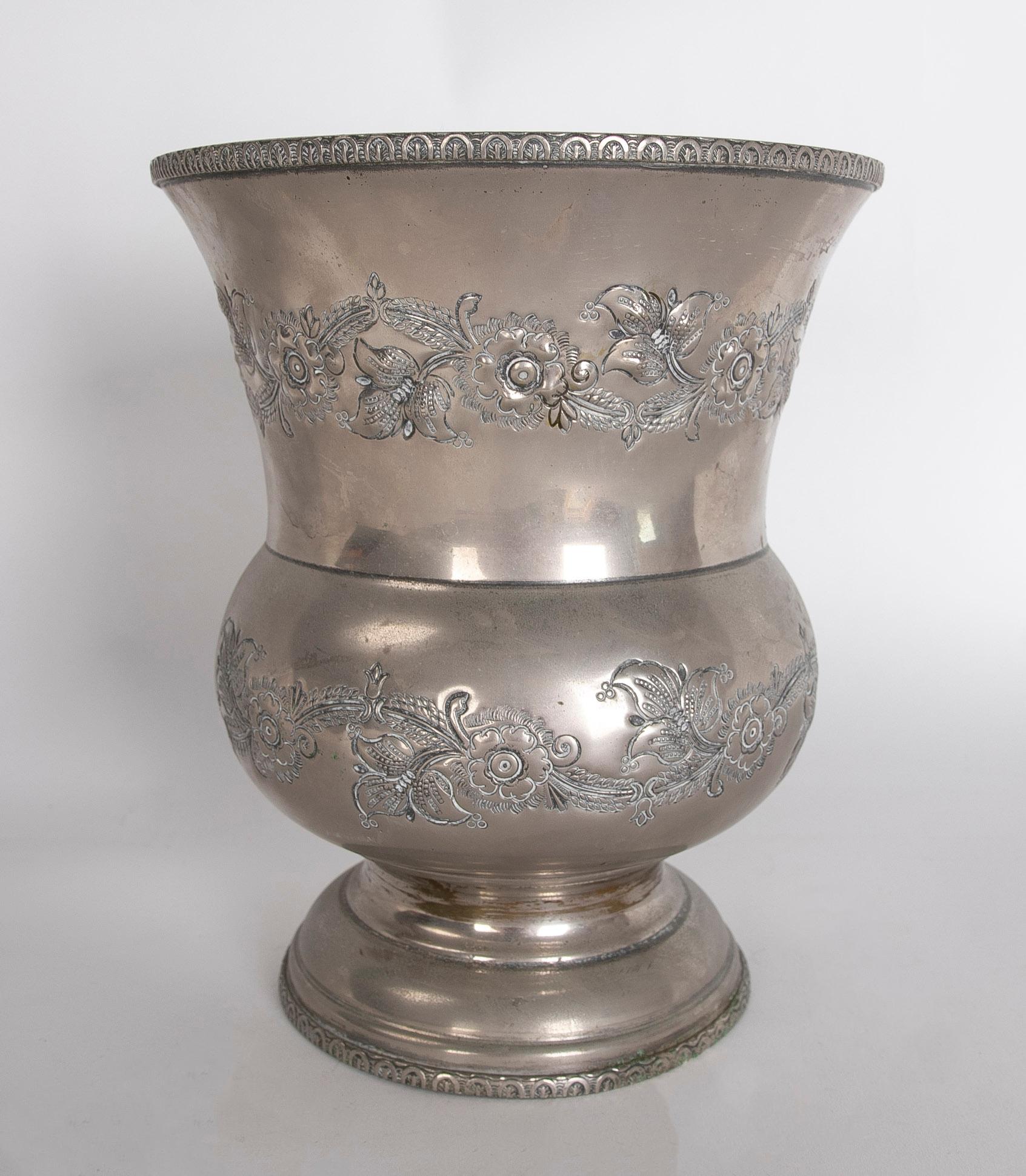 1950s French Silver Plated Metal Vase with Lettering, with Flower Decoration In Good Condition For Sale In Marbella, ES