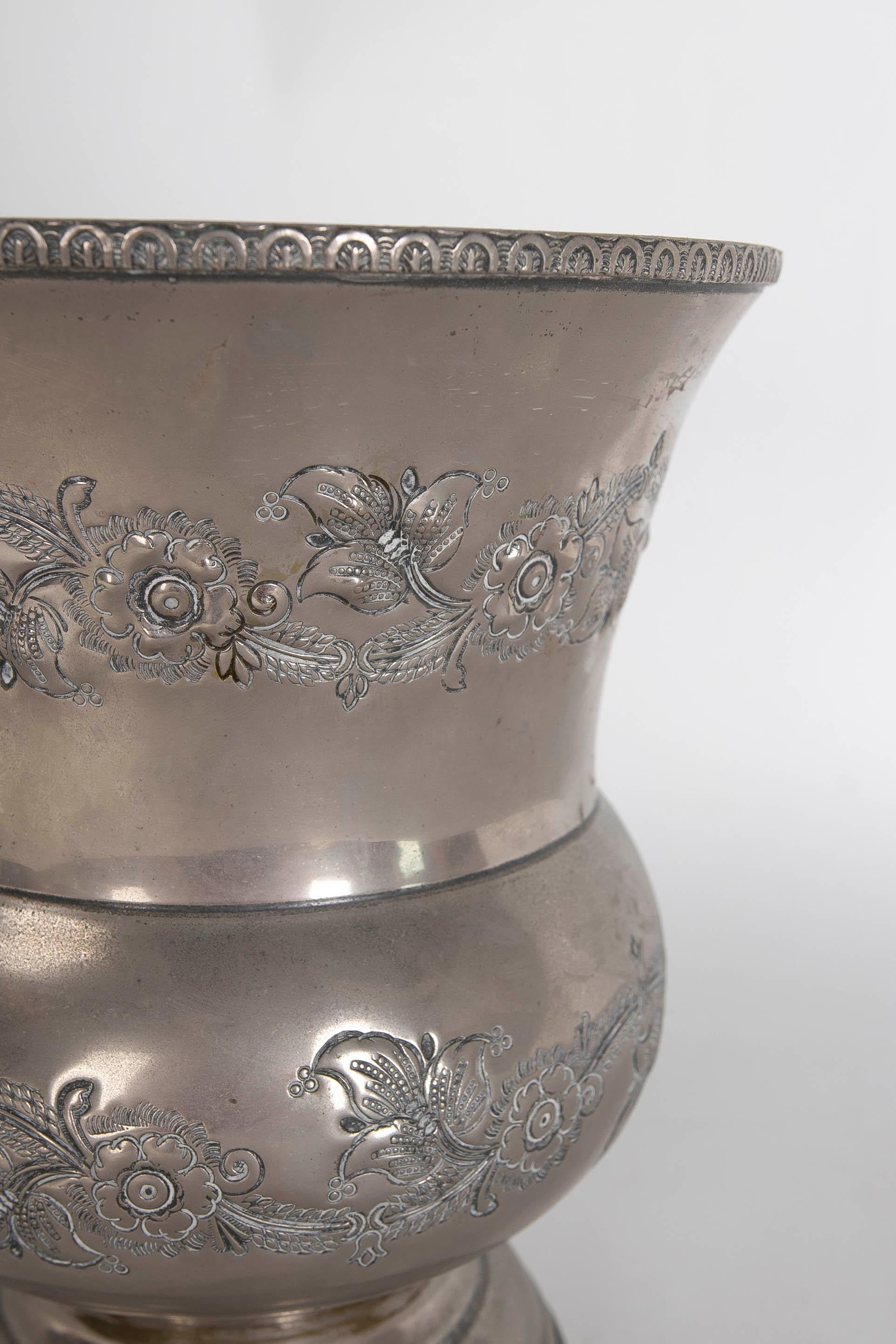 Fil métallisé Vase français des années 1950 en métal argenté avec lettres, avec décoration de fleurs  en vente