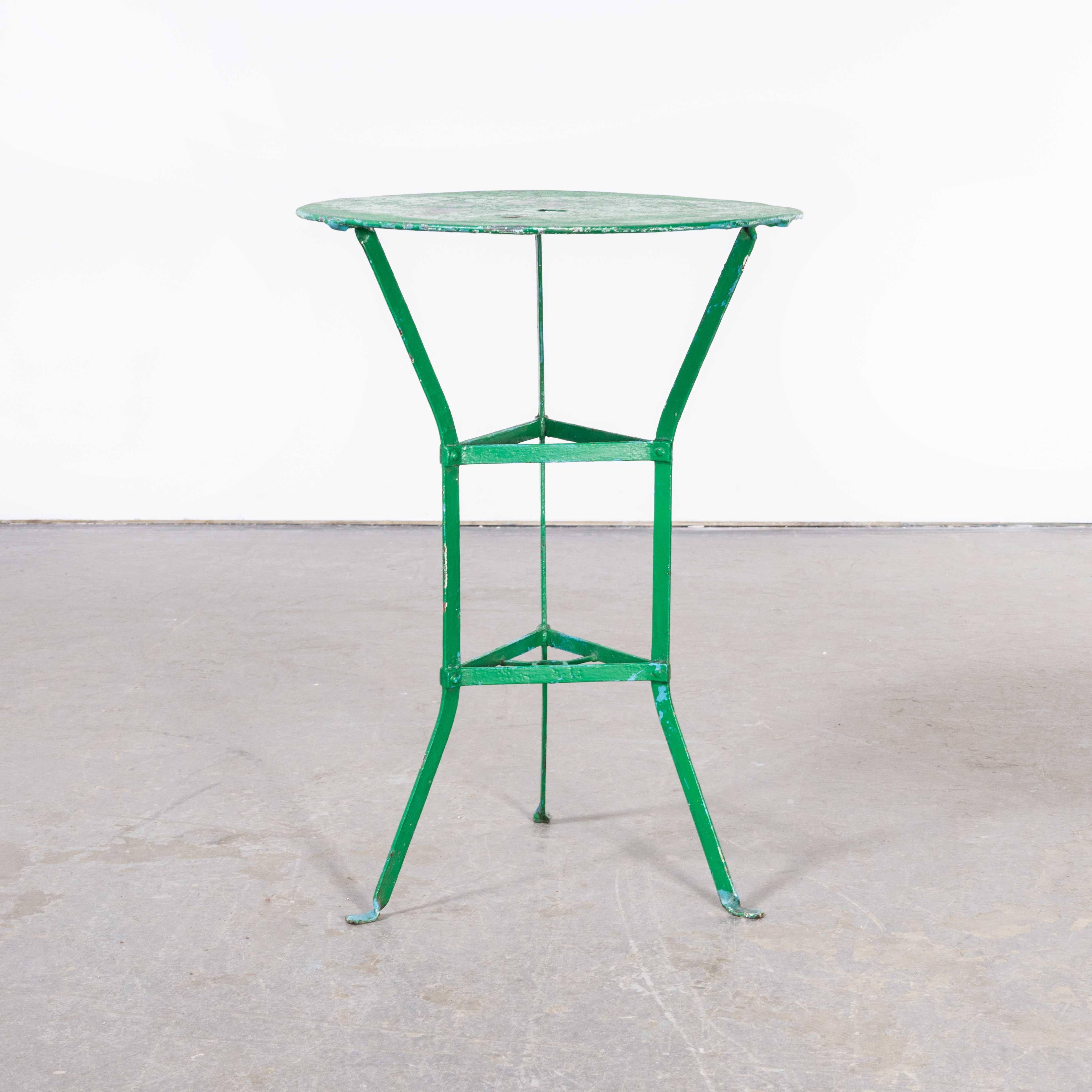 Français Petite table ronde en métal vert Gueridon des années 50 en vente