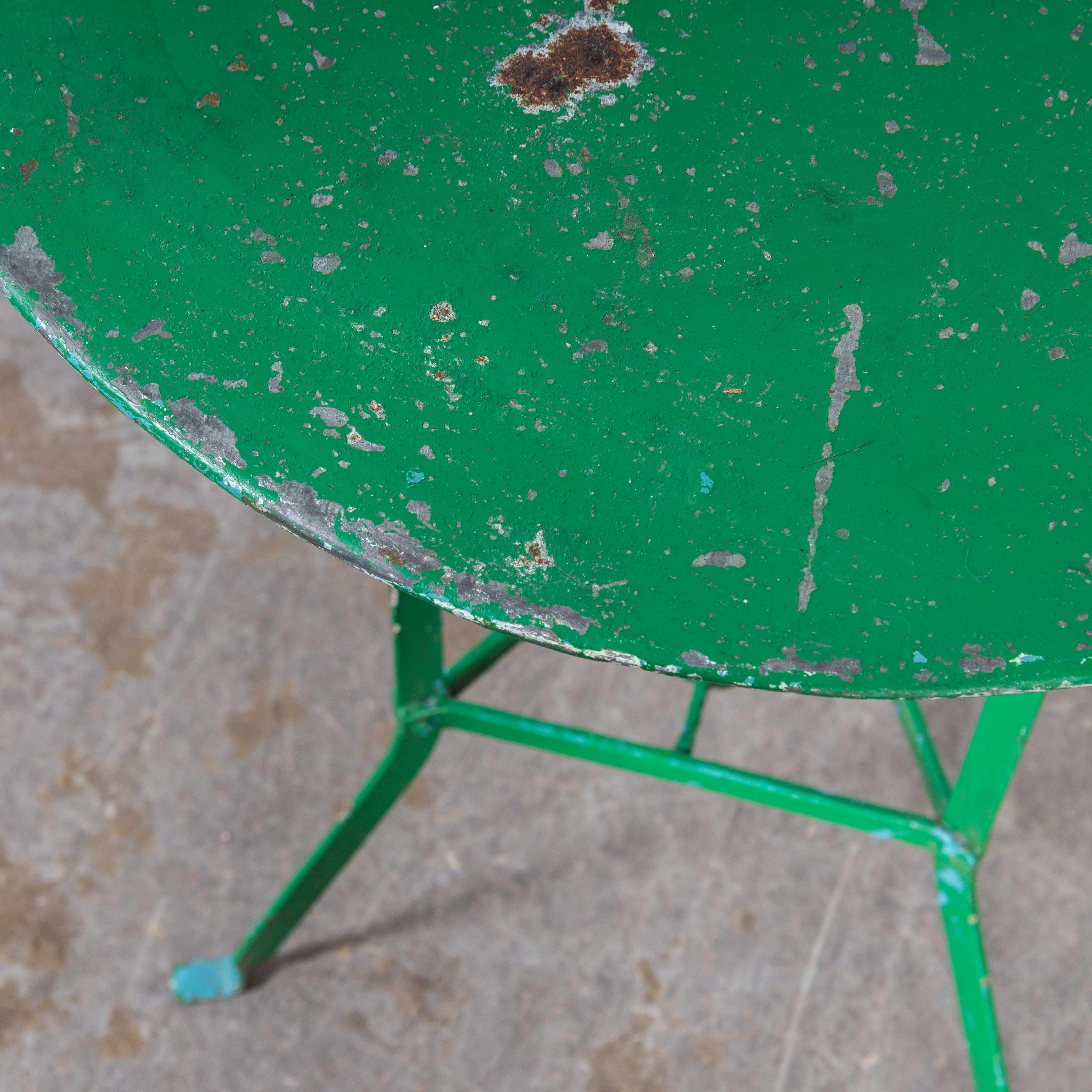 Petite table ronde en métal vert Gueridon des années 50 Bon état - En vente à Hook, Hampshire