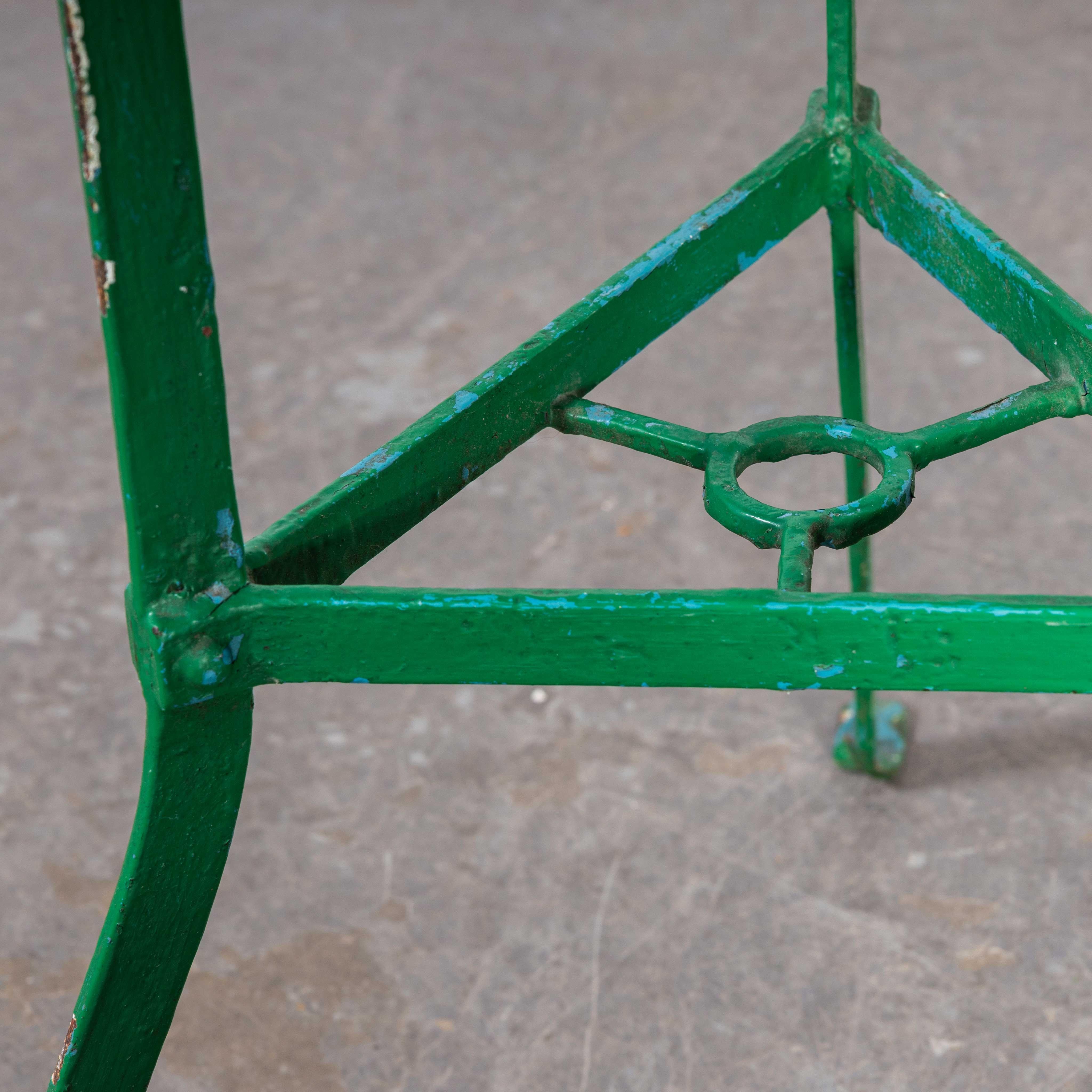 Milieu du XXe siècle Petite table ronde en métal vert Gueridon des années 50 en vente