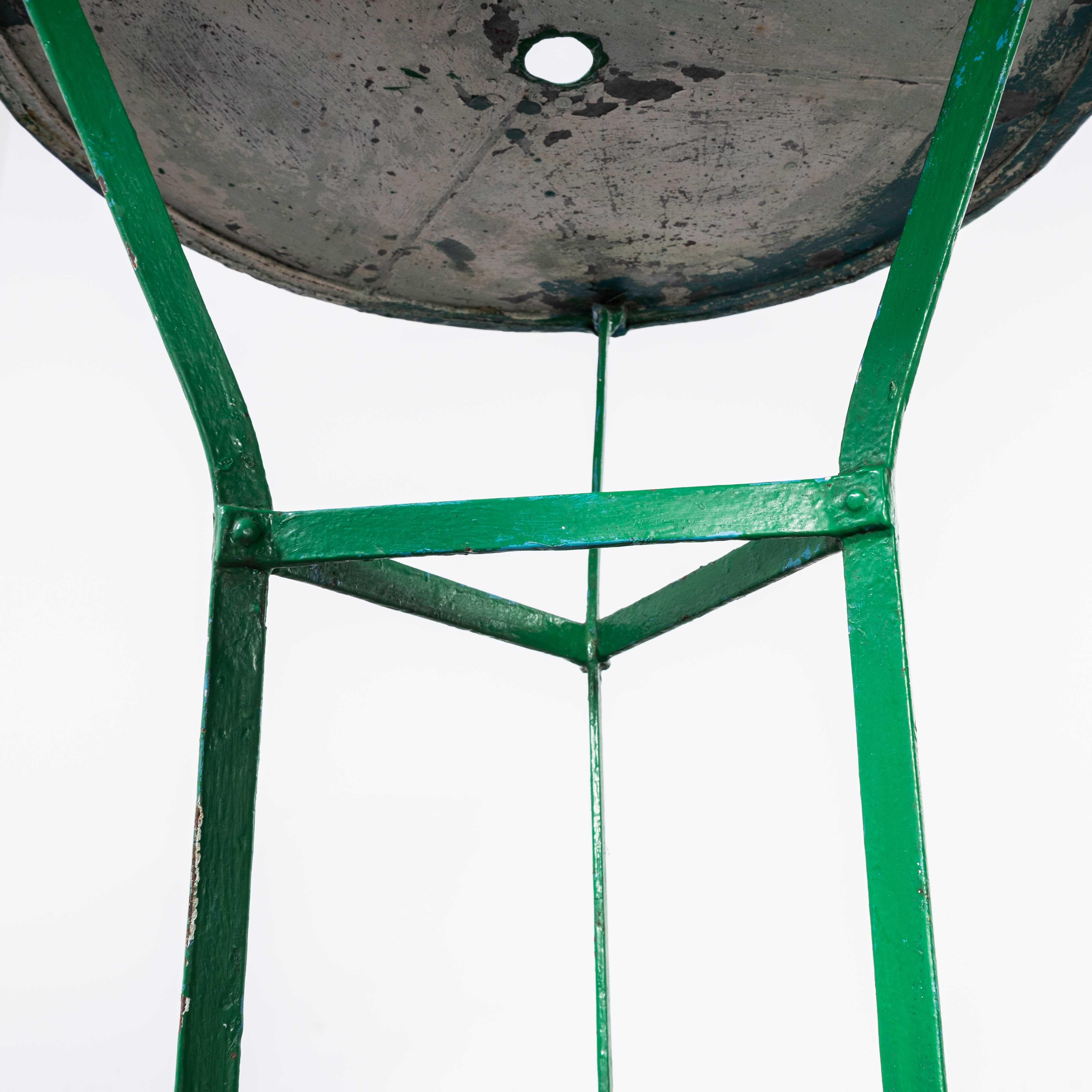 Métal Petite table ronde en métal vert Gueridon des années 50 en vente