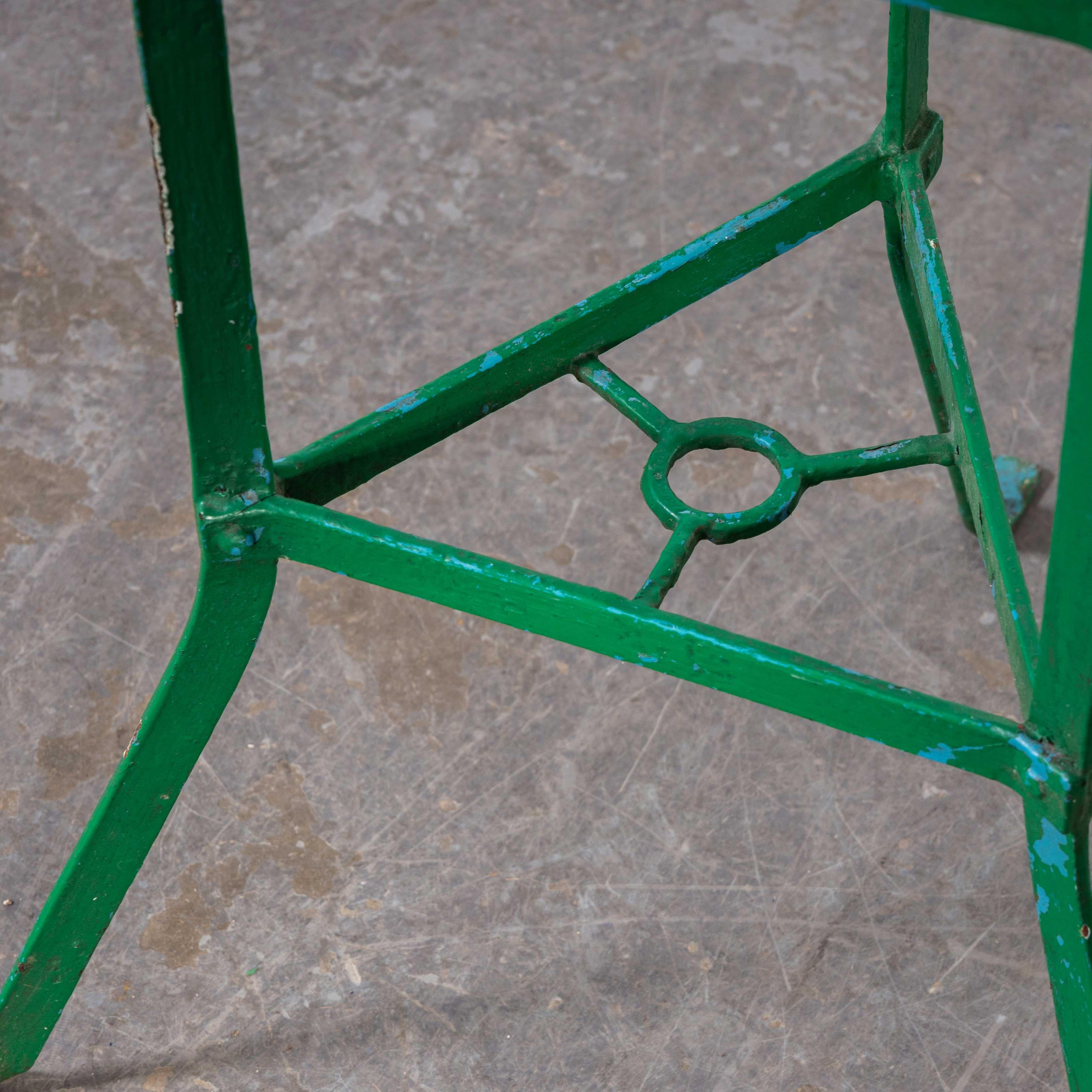 Petite table ronde en métal vert Gueridon des années 50 en vente 1