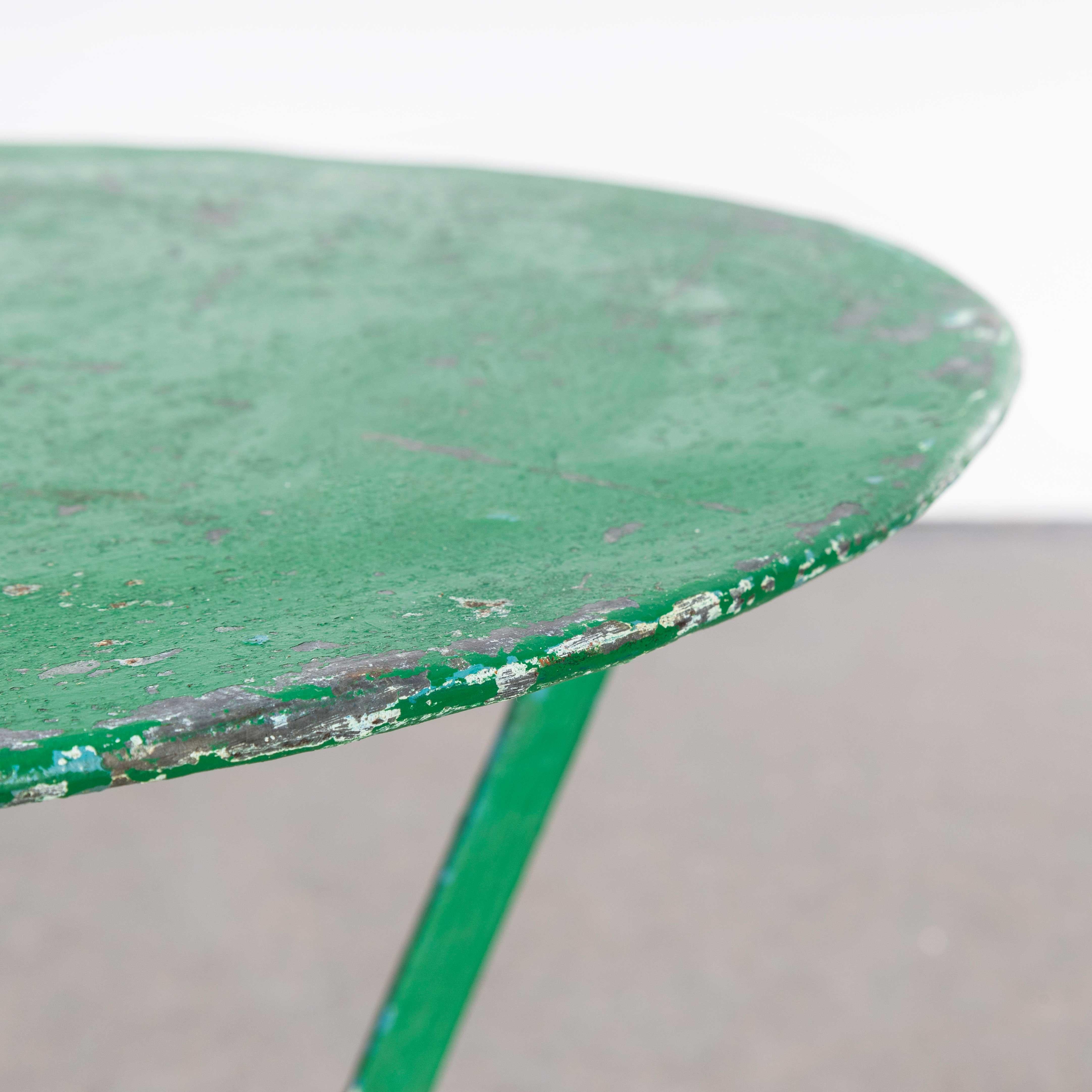 Petite table ronde en métal vert Gueridon des années 50 en vente 2