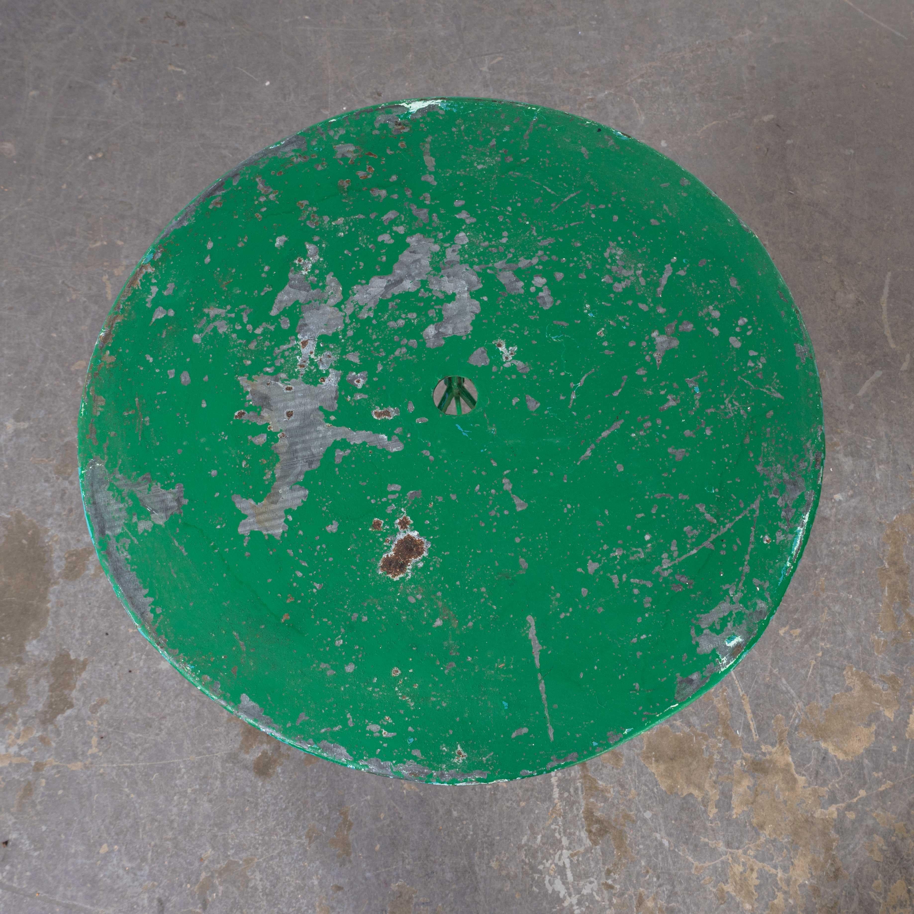 Petite table ronde en métal vert Gueridon des années 50 en vente 3