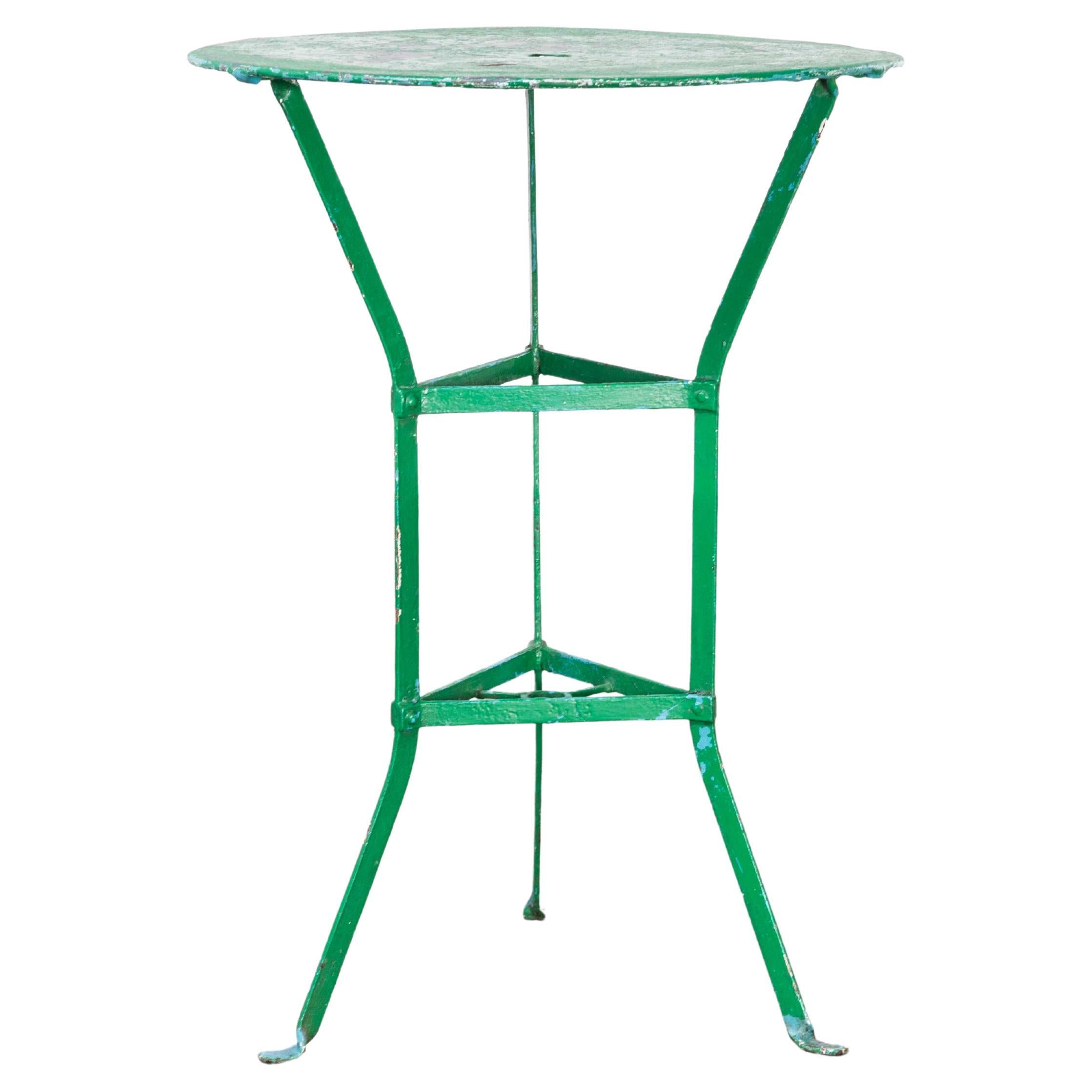 Französischer kleiner runder grüner Gueridon-Tisch aus Metall aus den 1950er Jahren im Angebot