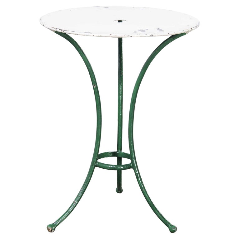 Kleiner runder französischer Gueridon-Tisch aus Metall aus den 1950er  Jahren, grün und weiß, Modell 1344 im Angebot bei 1stDibs