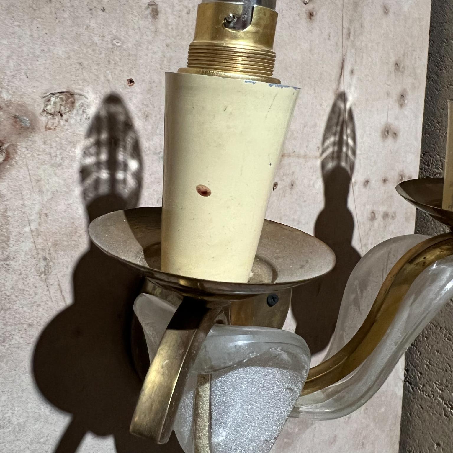 Sconcese francesi a stella rossa in ottone e vetro artistico del 1950 in vendita 1