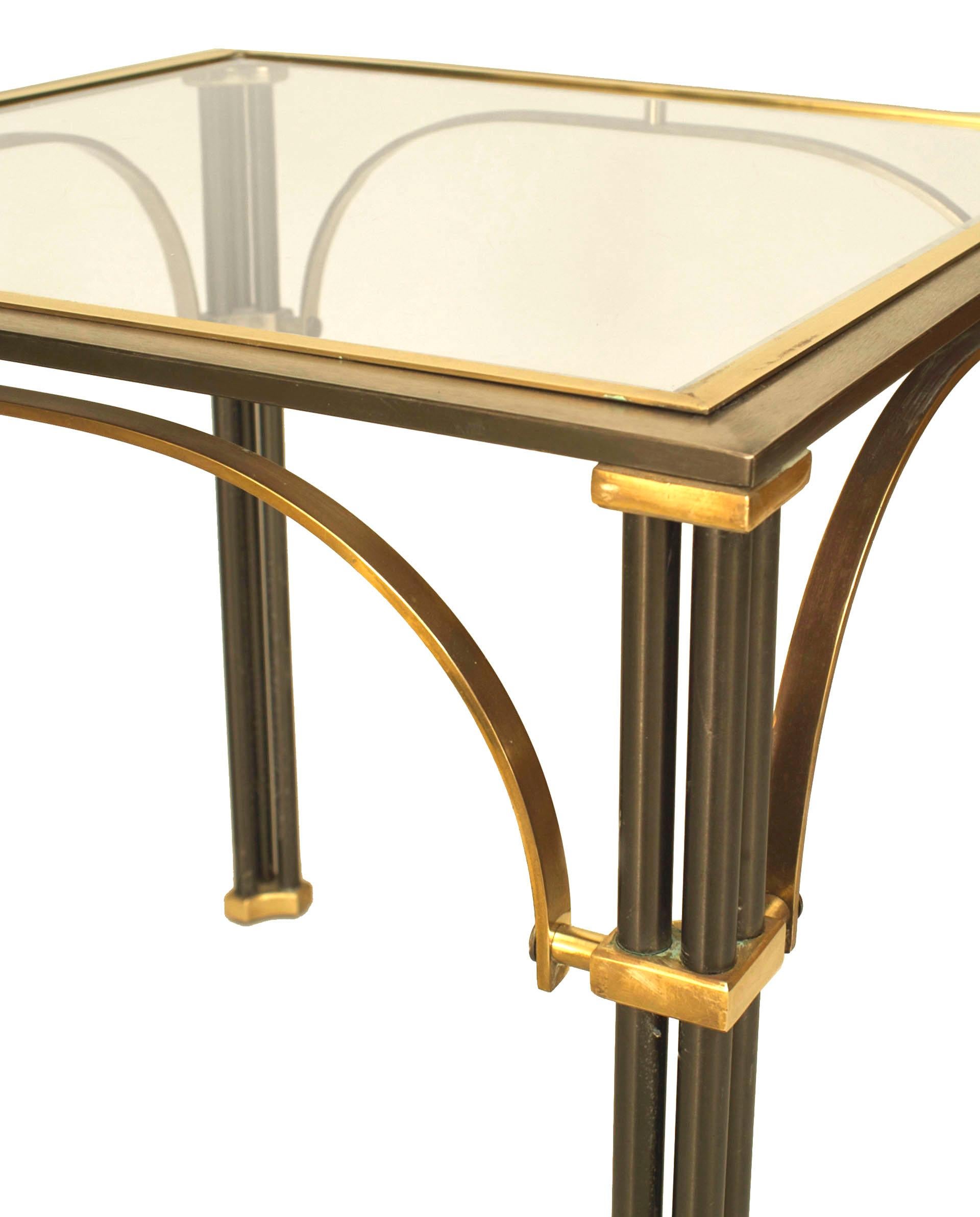 Französischer, niedriger, quadratischer Stahltisch aus der Mitte des Jahrhunderts (1950er Jahre) mit einer Glasplatte, die von einem Bündel von Beinen und Messingbeschlägen getragen wird. (MAISON JANSEN zuzuschreiben)
