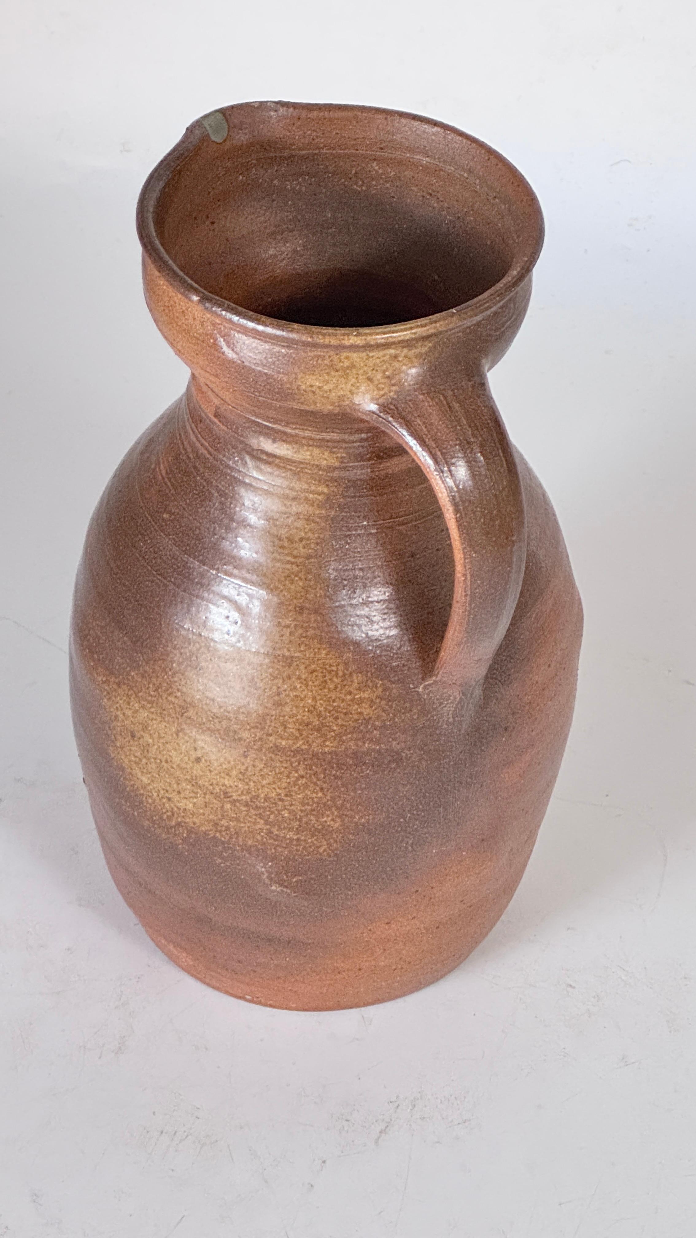 1950s French Stoneware Pitcher – Handcrafted Studio Piece with Strong Character (Französisch) im Angebot