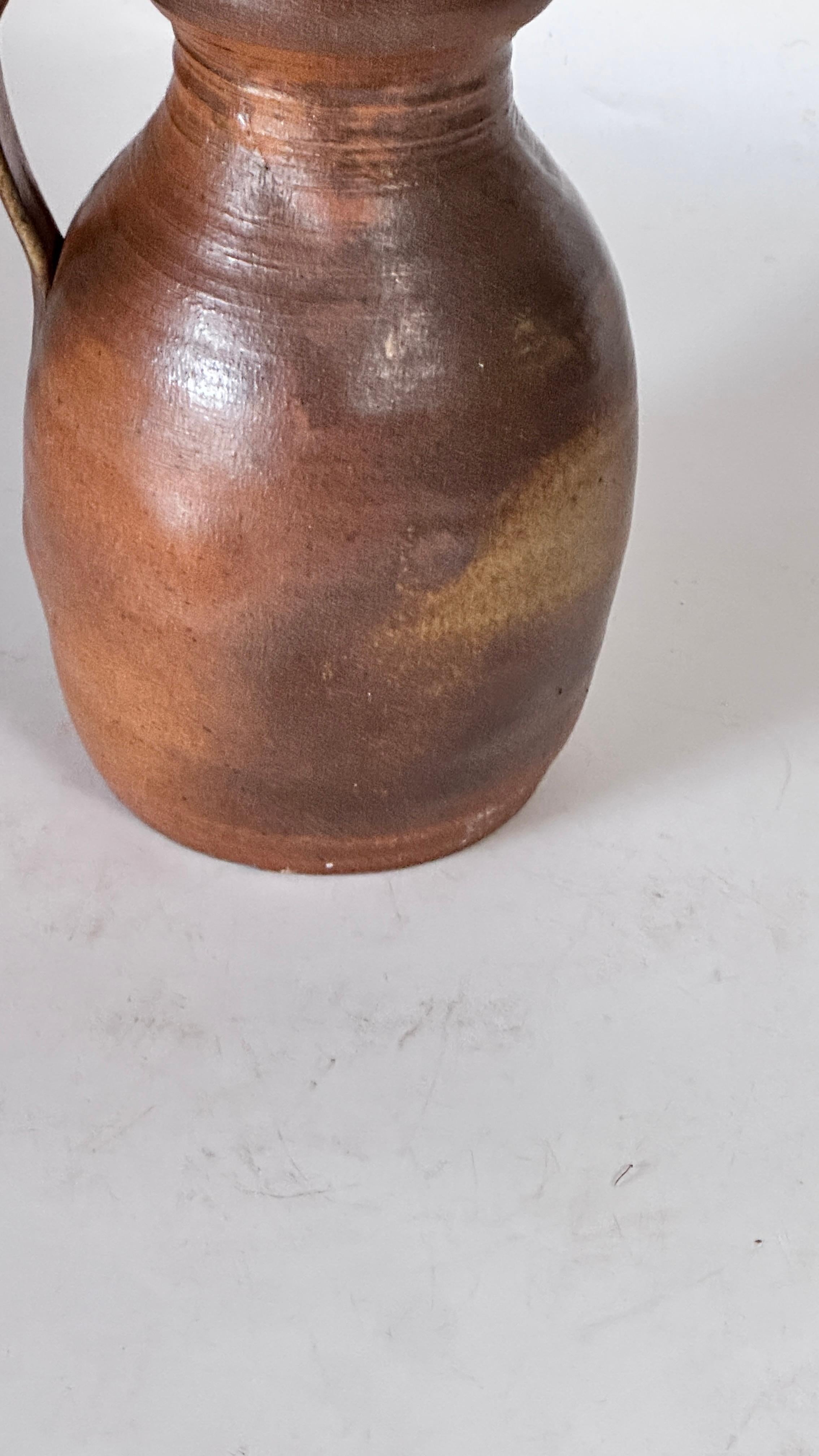 1950s French Stoneware Pitcher – Handcrafted Studio Piece with Strong Character (Steingut) im Angebot