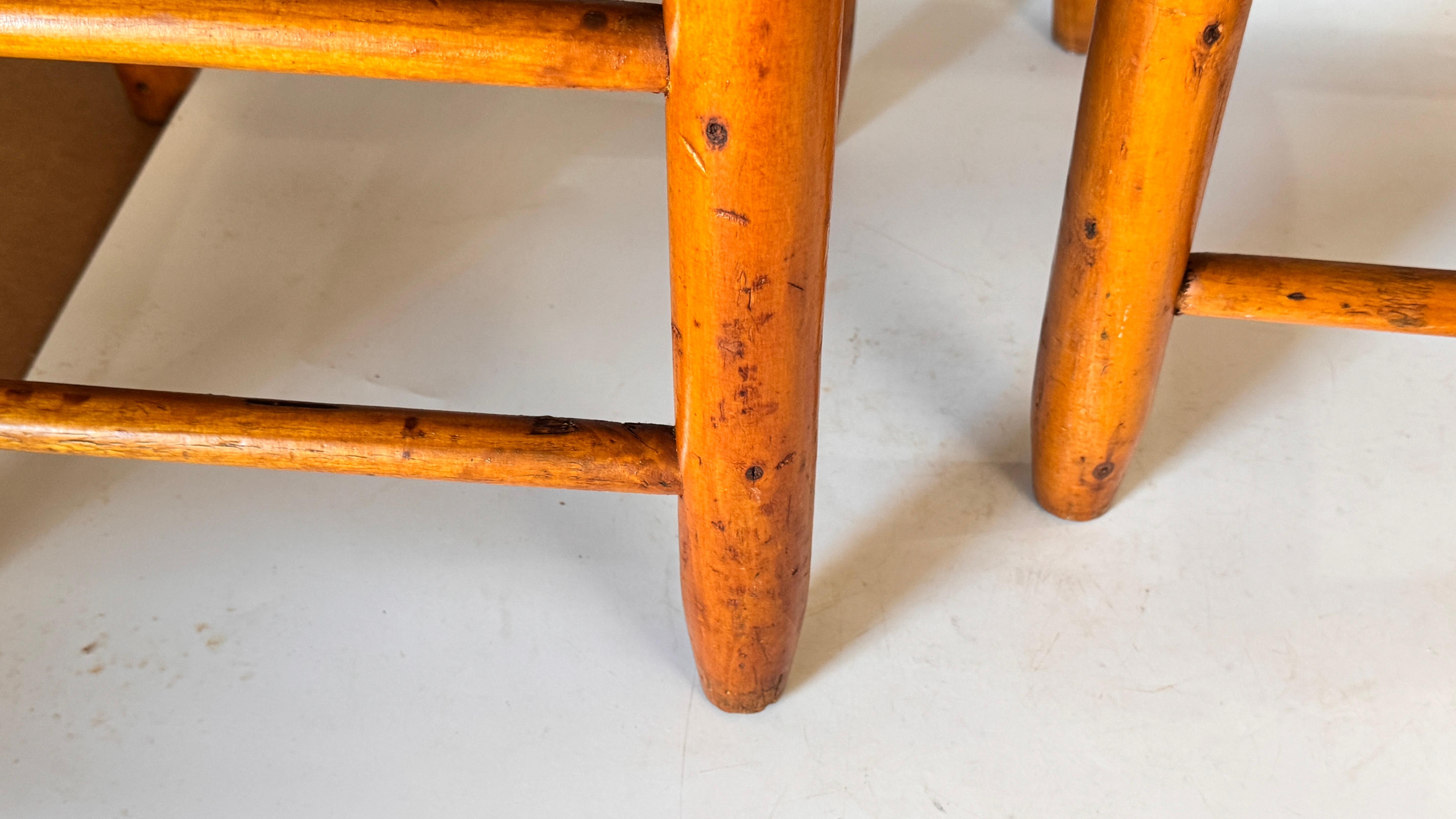 Taburete francés de los años 50 al estilo de Charlotte Perriand Madera y paja tejida Francés en venta