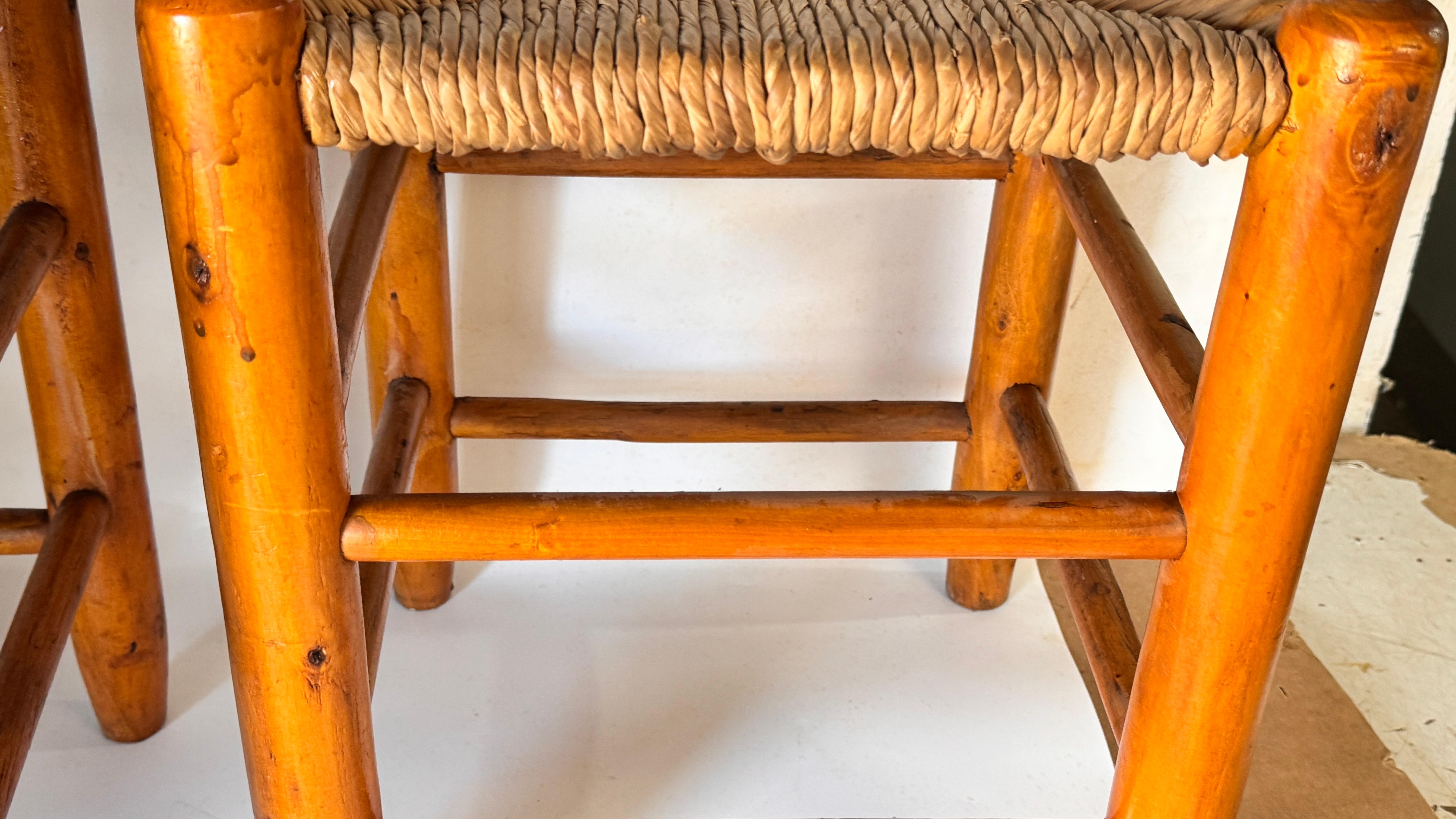 Taburete francés de los años 50 al estilo de Charlotte Perriand Madera y paja tejida en Bueno estado para la venta en Auribeau sur Siagne, FR