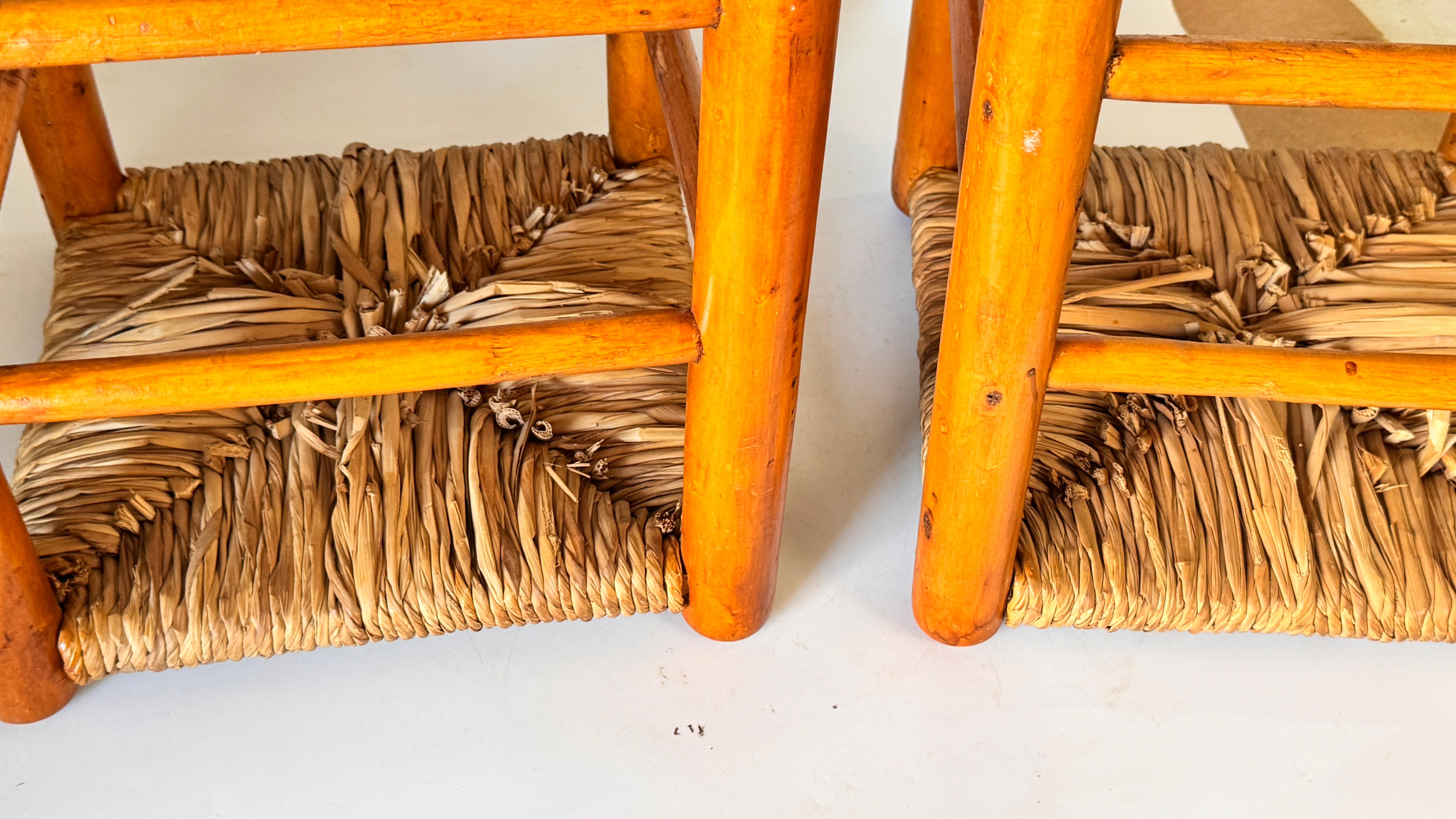 Taburete francés de los años 50 al estilo de Charlotte Perriand Madera y paja tejida Paja en venta