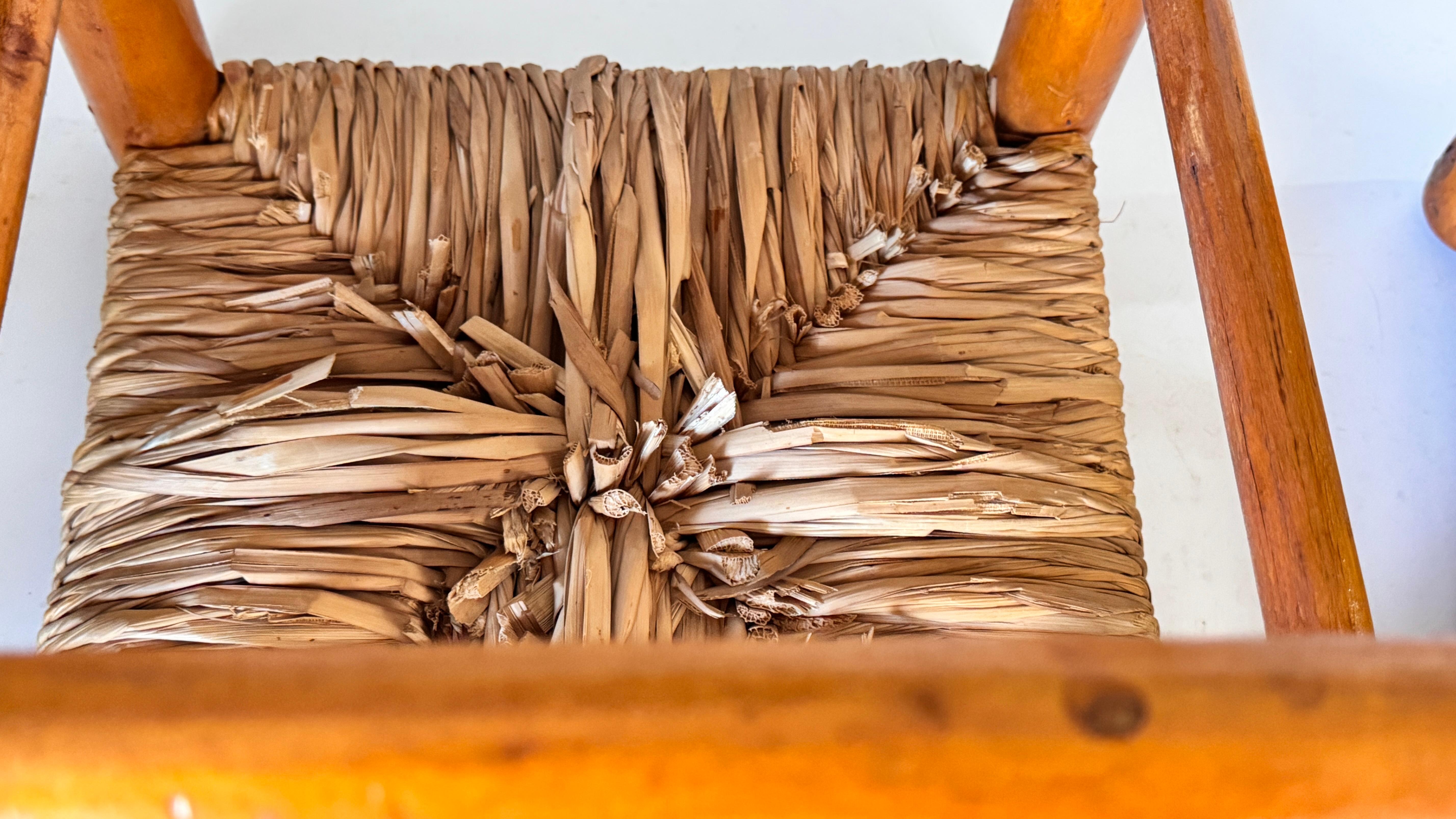 Taburete francés de los años 50 al estilo de Charlotte Perriand Madera y paja tejida en venta 1