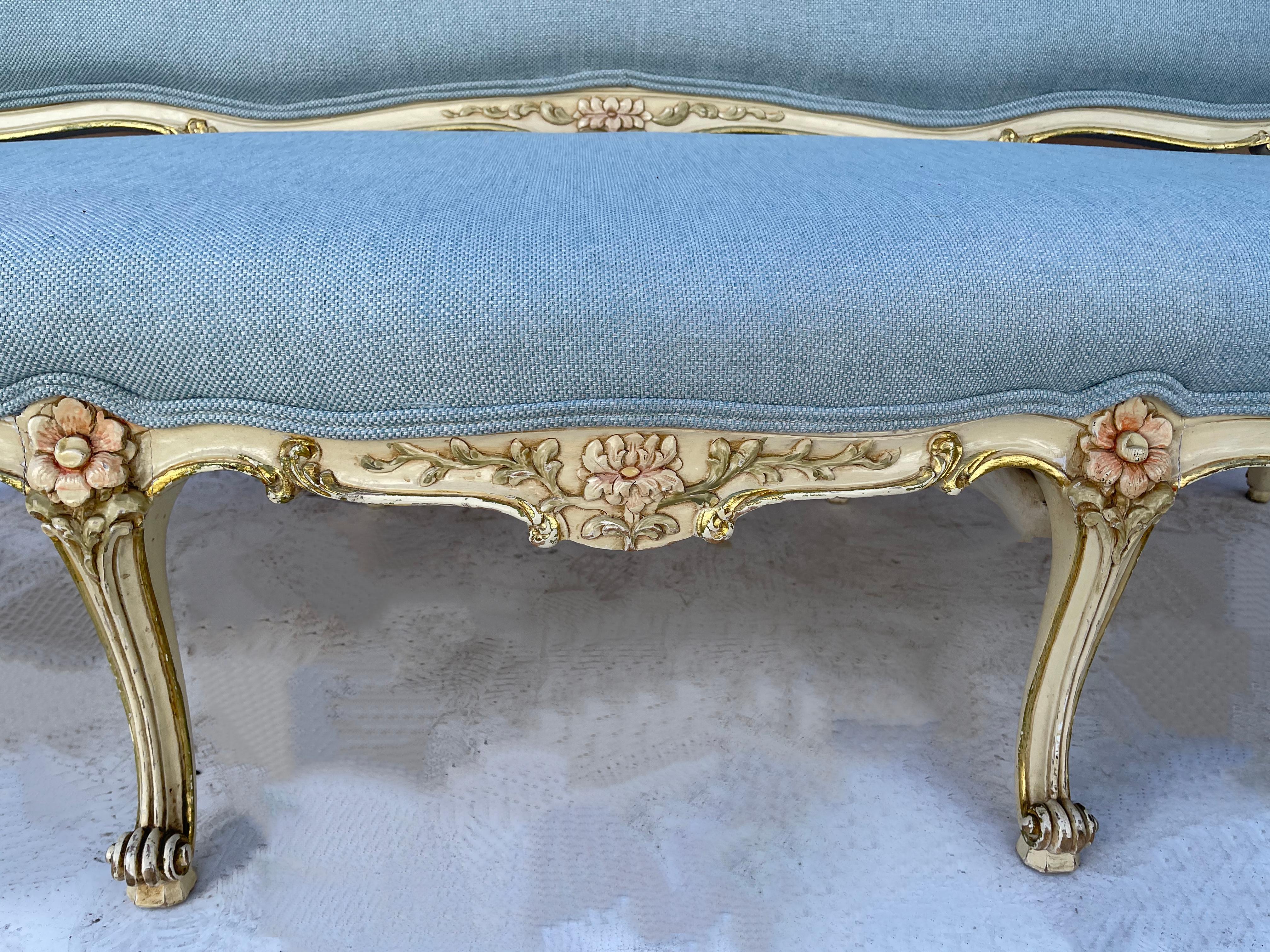 Geschnitztes und bemaltes Settee oder Sofa aus blauem Leinen im französischen Stil der 1950er Jahre im Zustand „Gut“ im Angebot in Kennesaw, GA