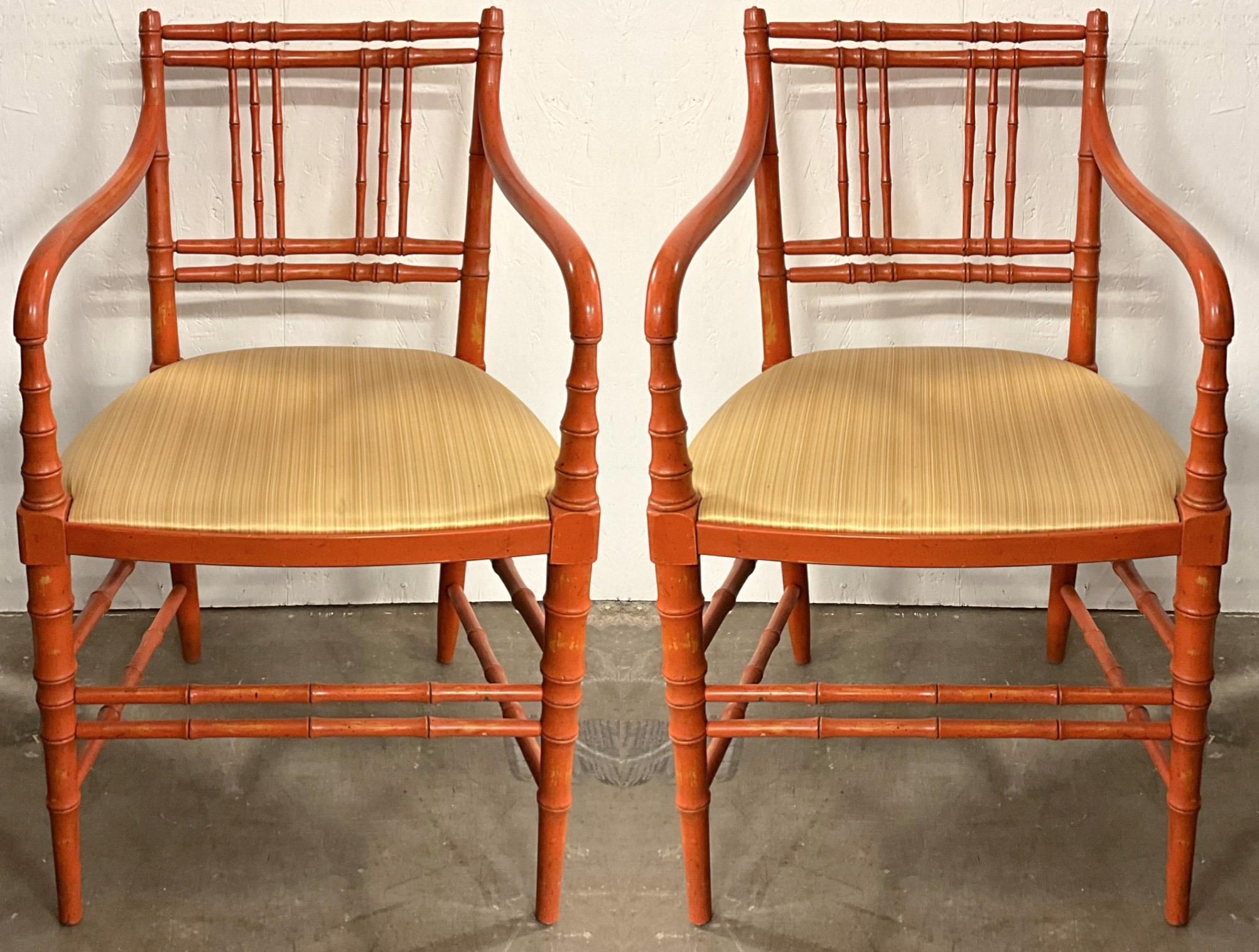 Dies ist ein Paar der 1950er Jahre Französisch Stil faux Bambus orange lackiert bergere Stühle. Die Polsterung ist Vintage und in sehr gutem Zustand. Obwohl die Polsterung den Anschein von Seide erweckt, handelt es sich höchstwahrscheinlich um ein