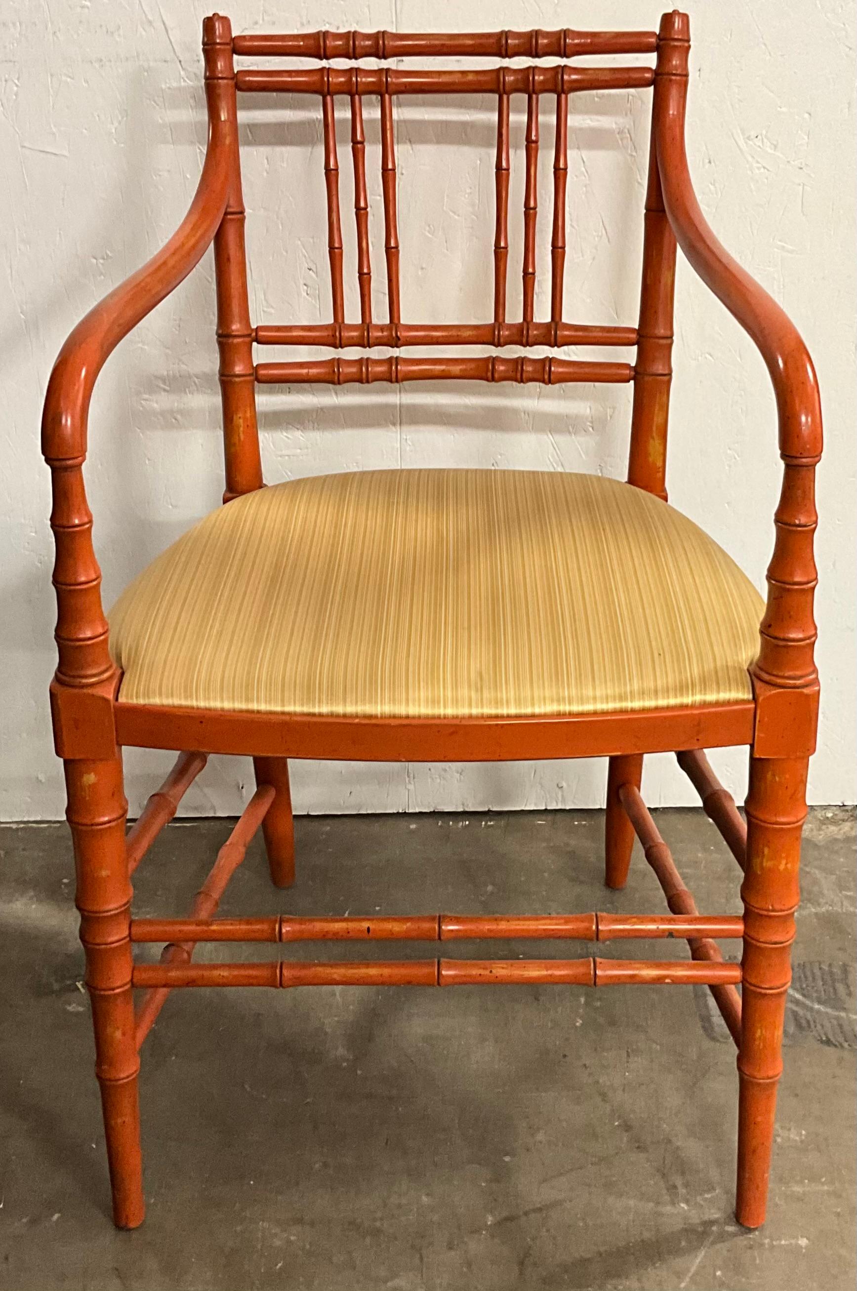 Bergère-Stühle aus orangefarben lackiertem Kunstbambus im französischen Stil der 1950er Jahre, Paar (20. Jahrhundert) im Angebot