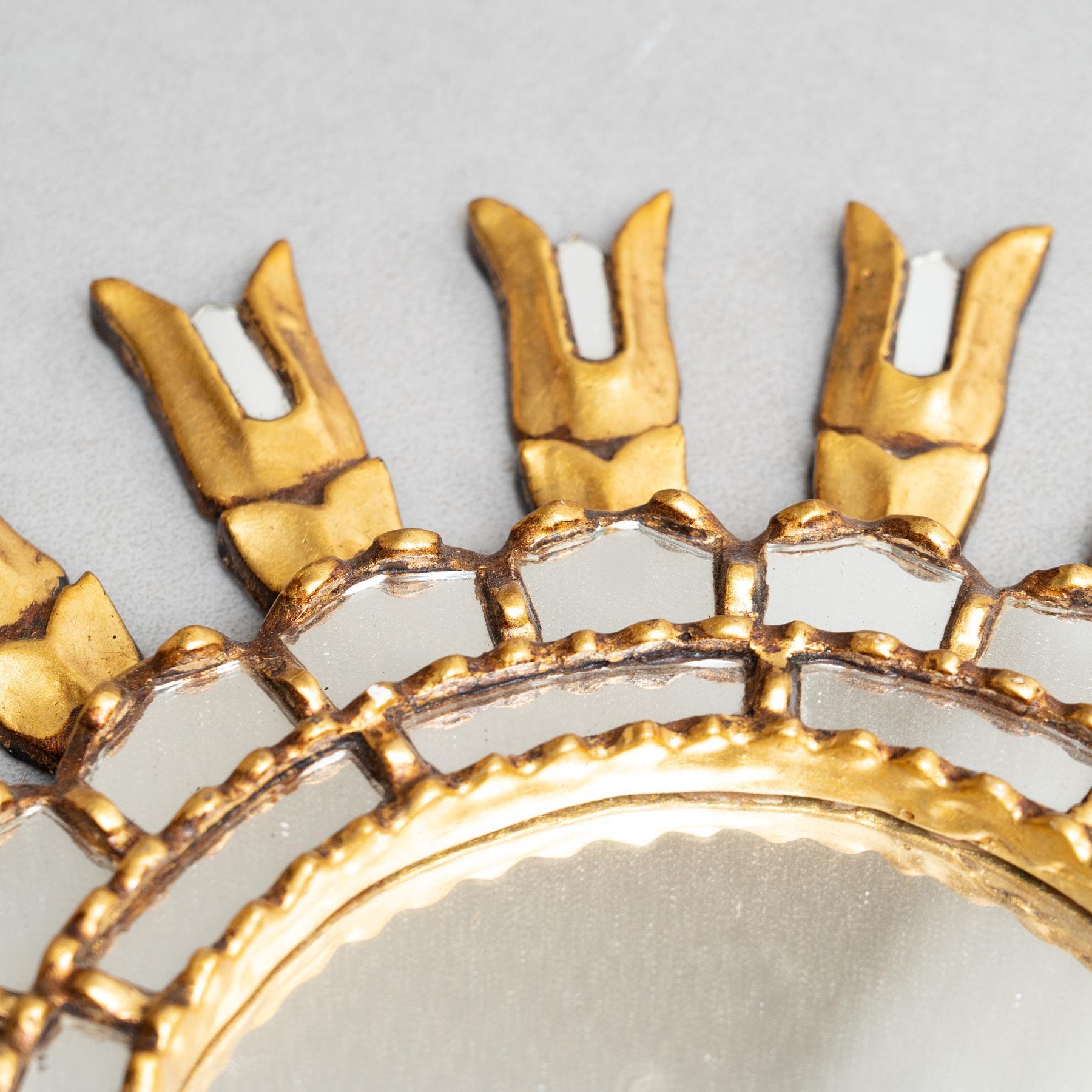 Metà XX secolo Specchio da parete francese a raggiera degli anni '50 in legno intagliato e piastrelle di vetro riflettente in vendita