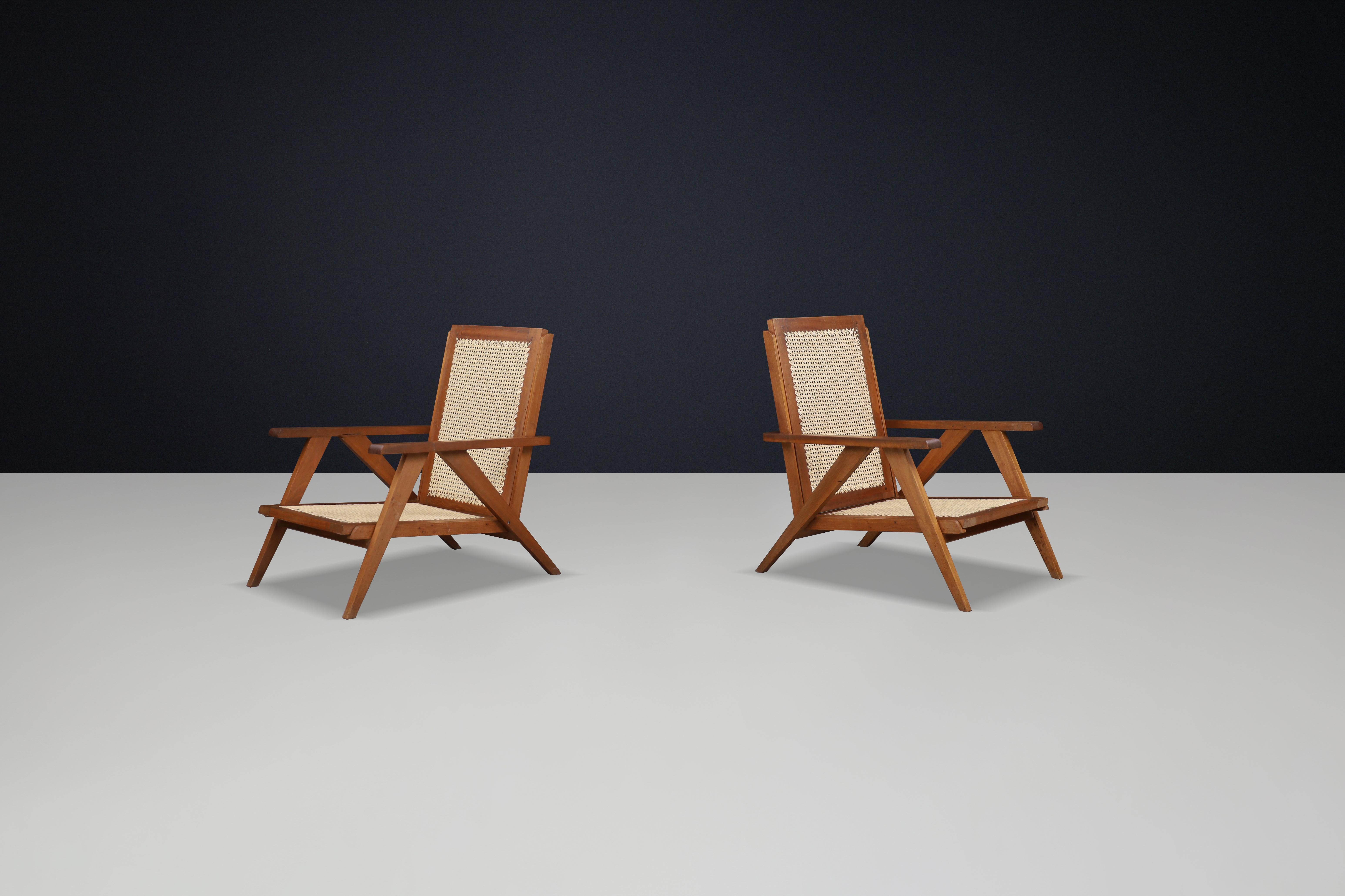  Fauteuils en teck et cannage français des années 1950 - Mid-Century Modern Icons


Superbe paire de fauteuils français du milieu du siècle, datant des années 1950. Ces fauteuils illustrent la simplicité raffinée et le savoir-faire durable du design