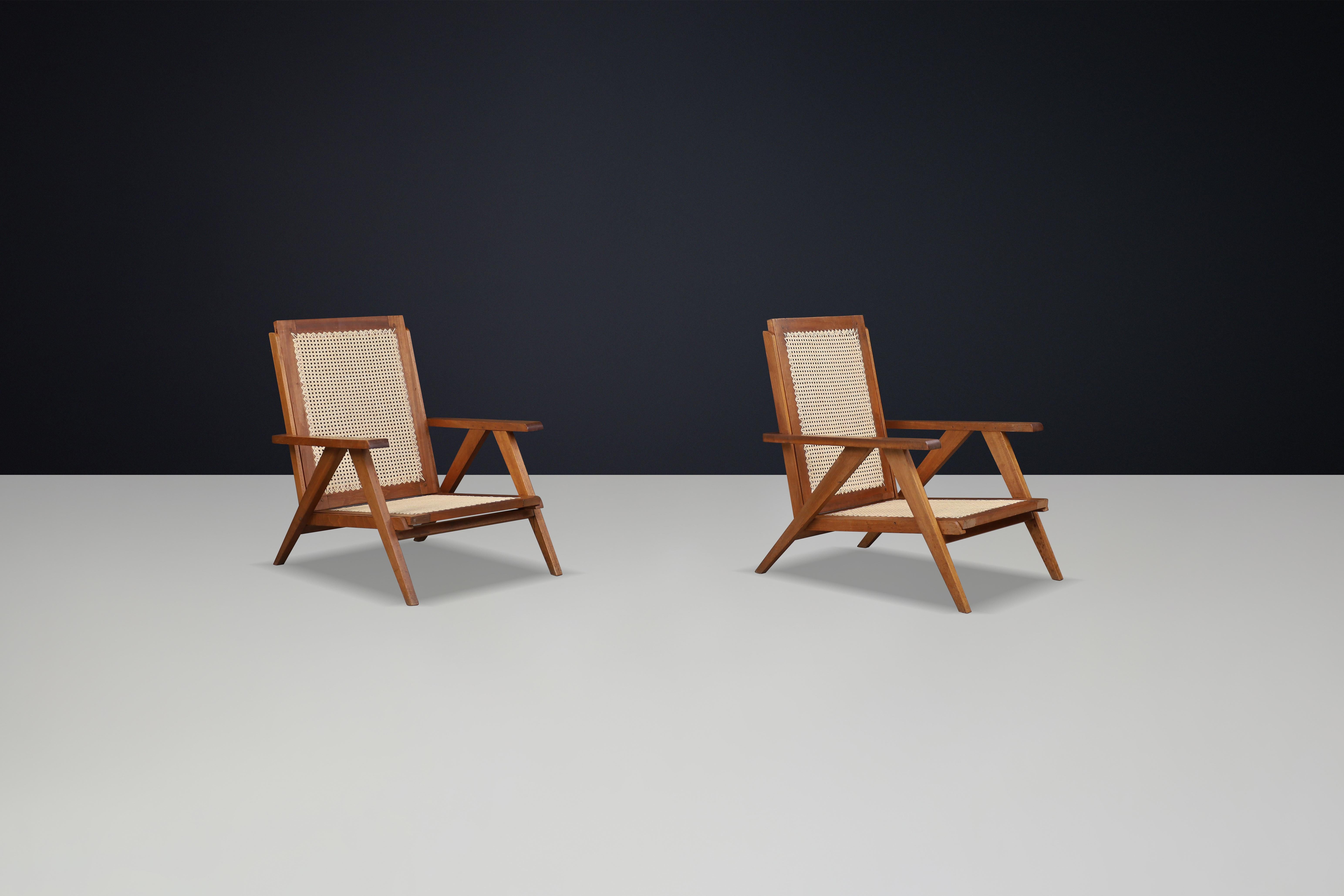 Européen Fauteuils en teck et cannage français des années 1950 - Mid-Century Modern Icons en vente