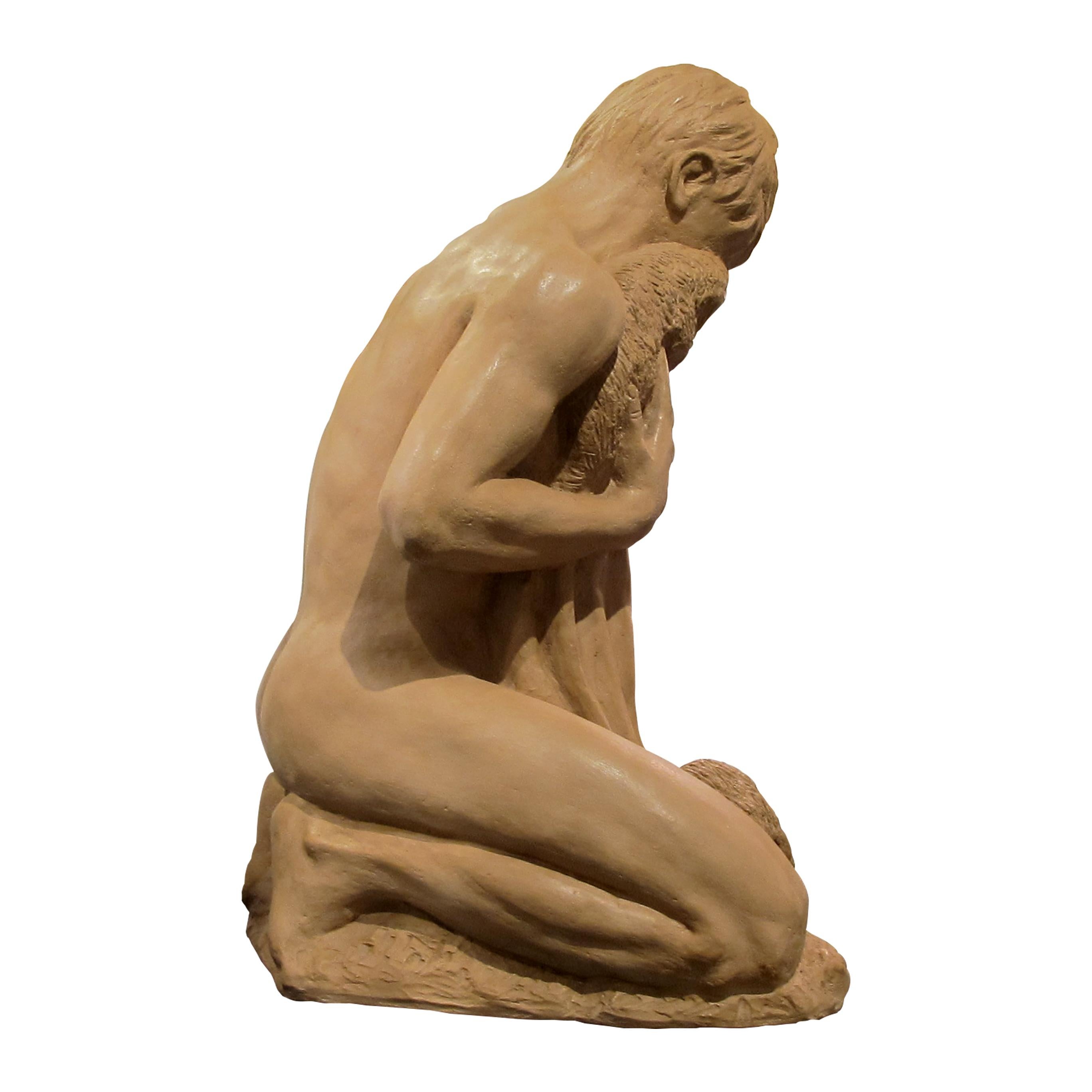 Non vernissé Sculpture en terre cuite française des années 1950 représentant un homme agenouillé en vente