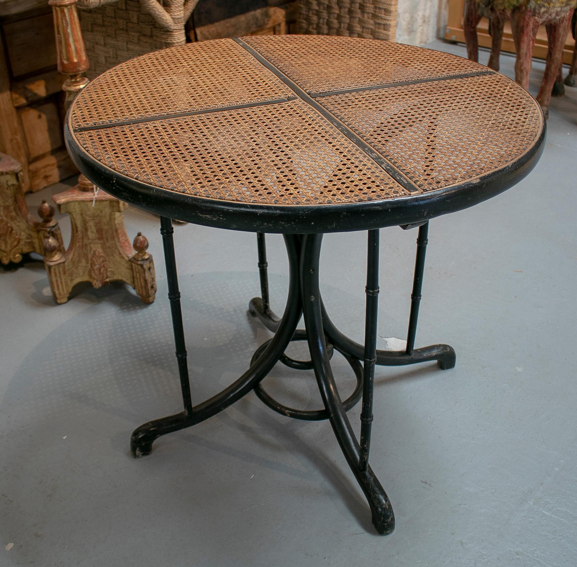 Runder Tisch im französischen Thonet-Stil der 1950er Jahre aus Holz und Weidengeflecht.