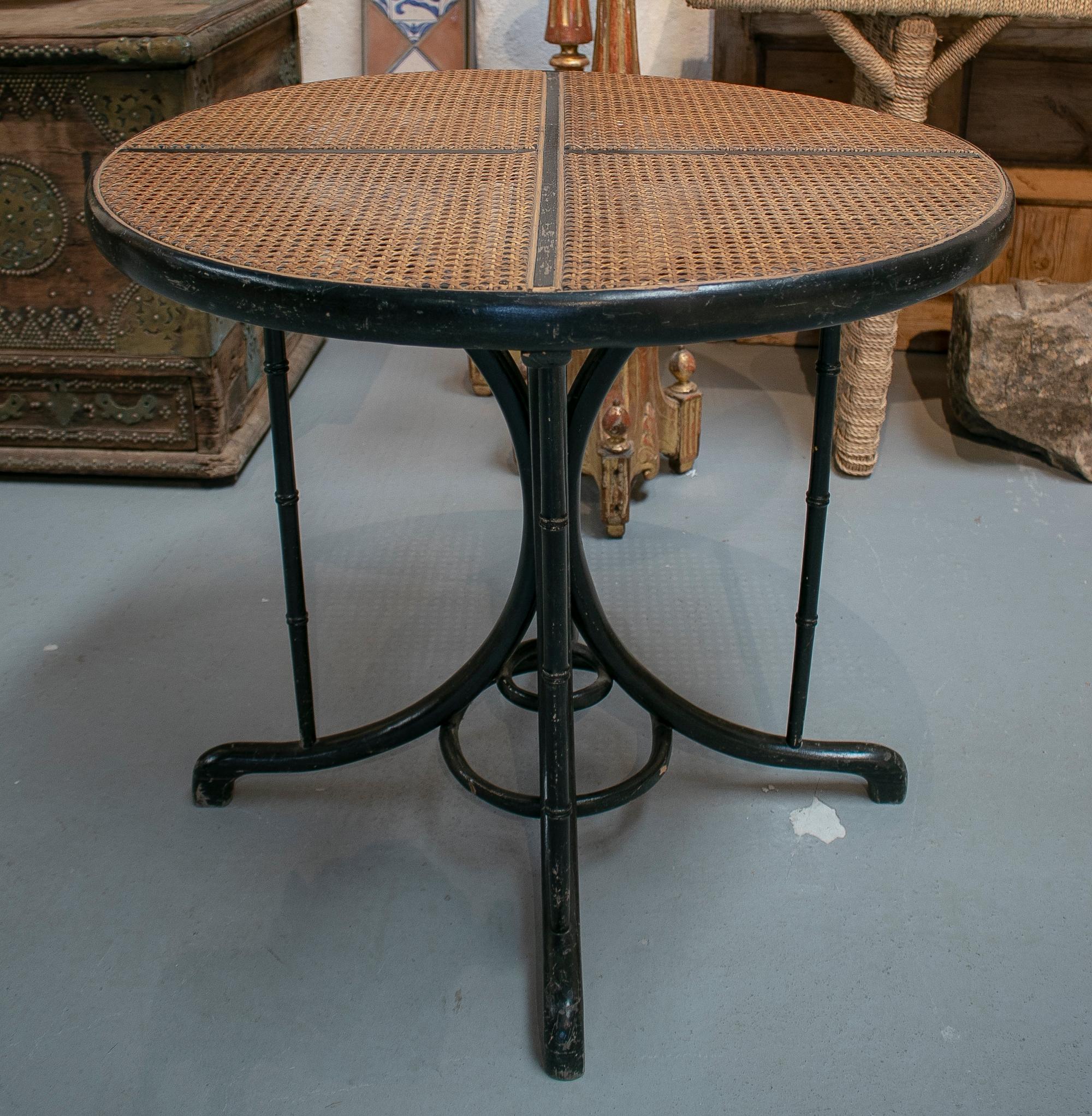 1950s French Thonet Style Wood and Woven Wicker Round Table In Good Condition For Sale In Marbella, ES